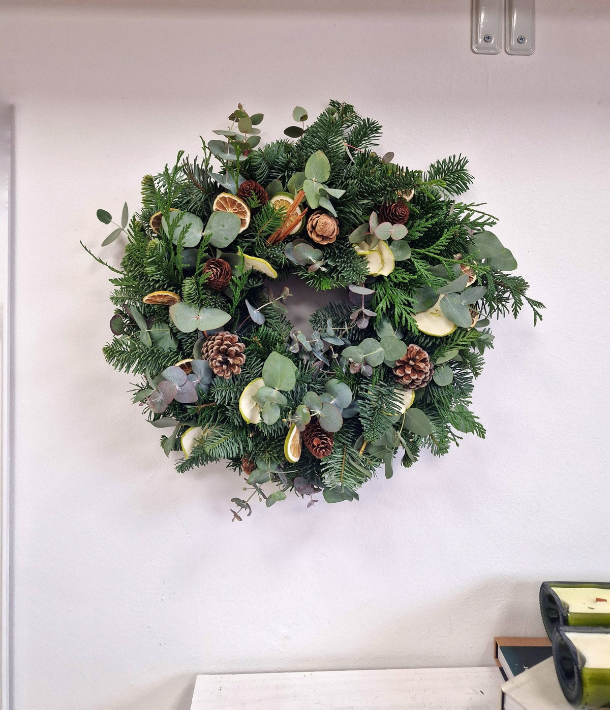 Taller artesanal Taller Corona de Navidad hecho a mano en Taller Floral by Vera Kiperi Zaragoza