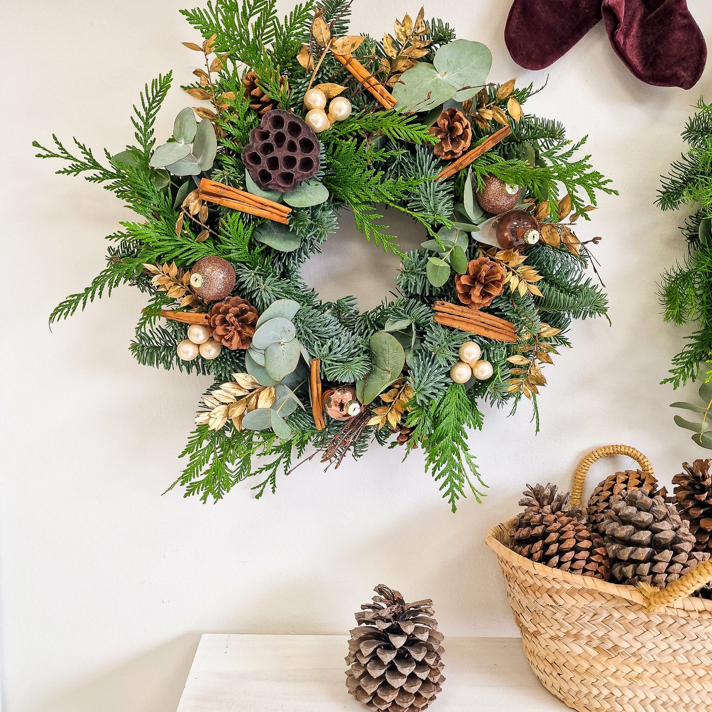 Taller artesanal Taller de Coronas Navideñas hecho a mano en Taller Floral by Vera Kiperi Zaragoza
