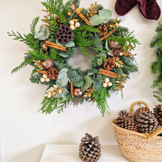 Taller artesanal Taller de Coronas Navideñas hecho a mano en Taller Floral by Vera Kiperi Zaragoza