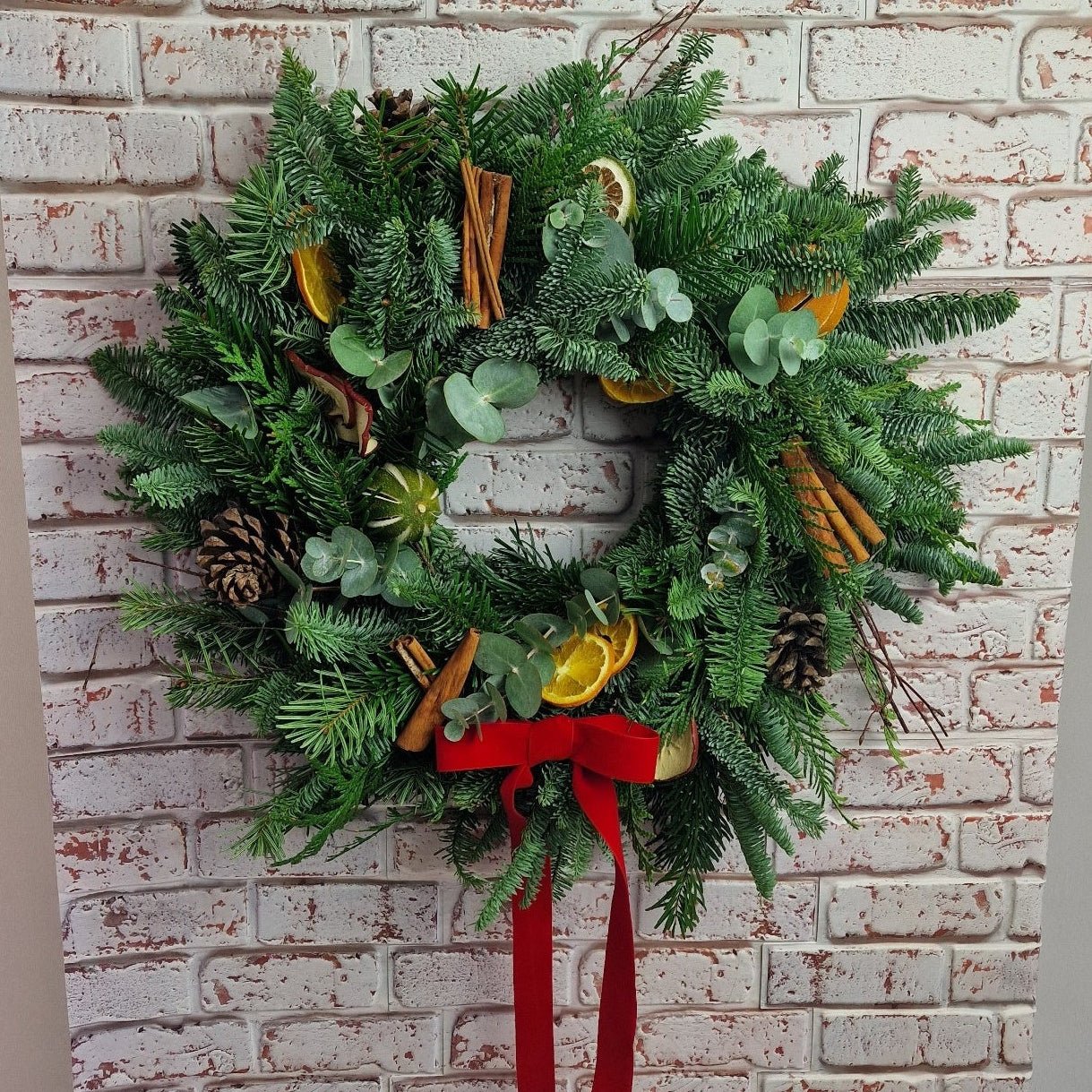 Taller artesanal Taller de Coronas Navideñas hecho a mano en Taller Floral by Vera Kiperi Zaragoza