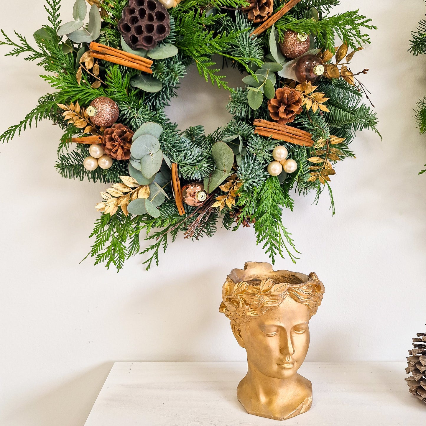 Taller artesanal Taller de Coronas Navideñas hecho a mano en Taller Floral by Vera Kiperi Zaragoza