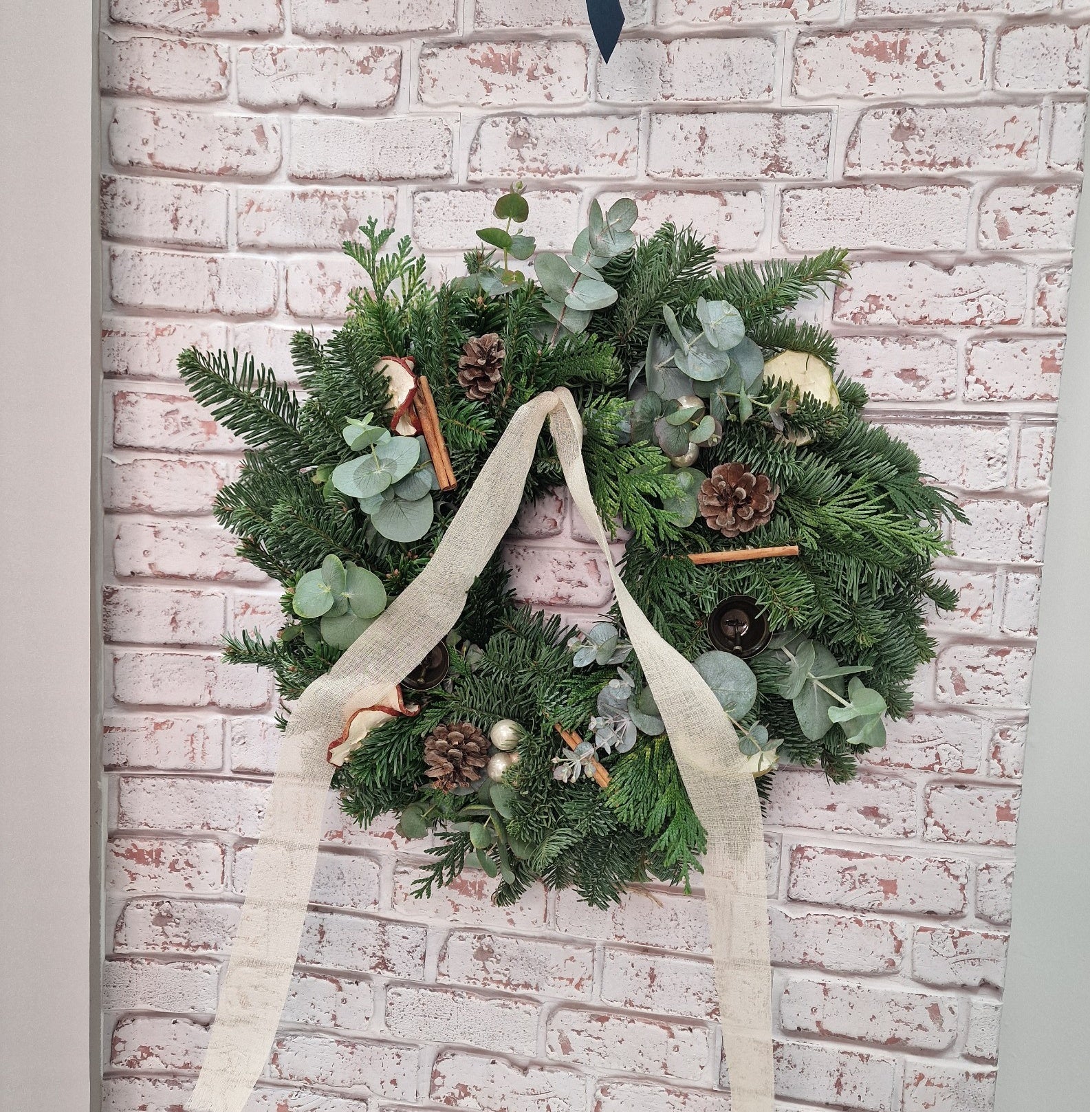 Taller artesanal Taller de Coronas Navideñas hecho a mano en Taller Floral by Vera Kiperi Zaragoza