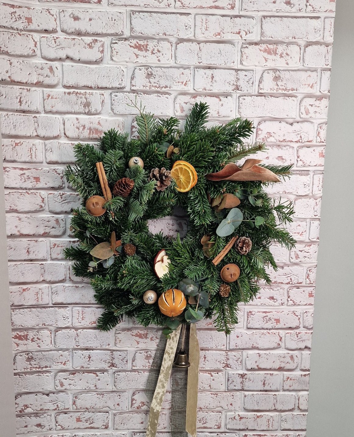 Taller artesanal Taller de Coronas Navideñas hecho a mano en Taller Floral by Vera Kiperi Zaragoza