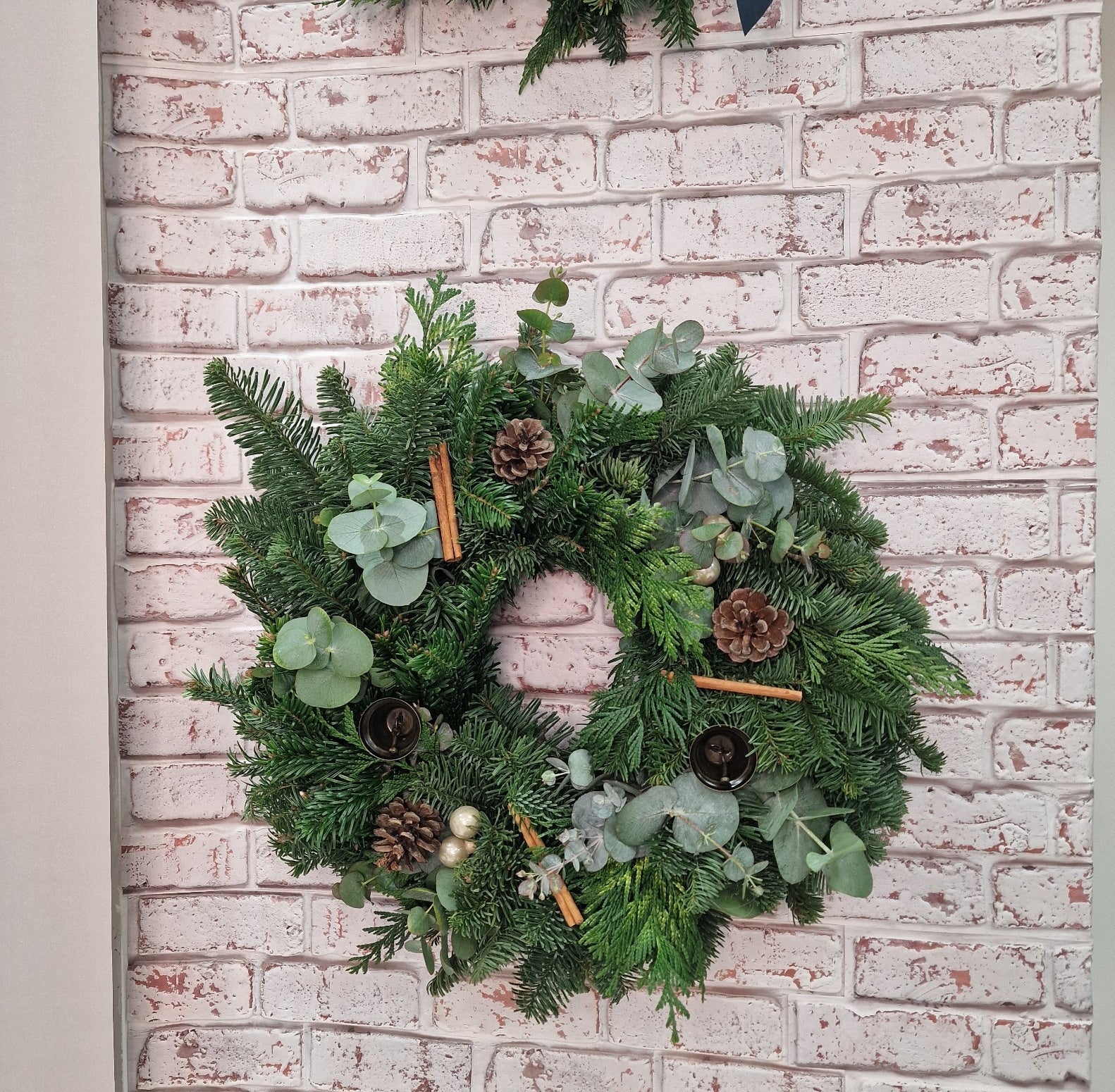 Taller artesanal Taller de Coronas Navideñas hecho a mano en Taller Floral by Vera Kiperi Zaragoza