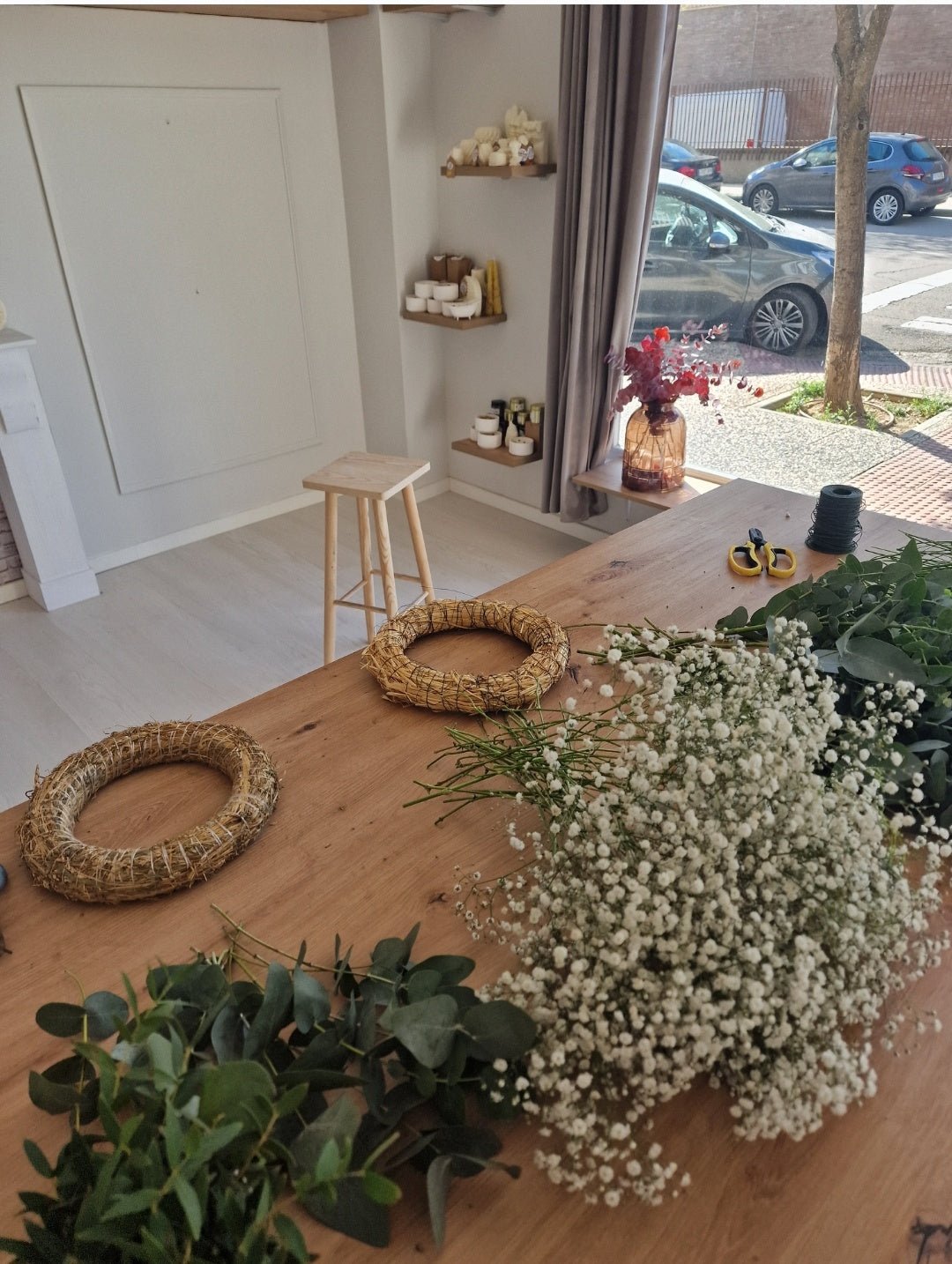 Taller artesanal Taller de Coronas Navideñas hecho a mano en Taller Floral by Vera Kiperi Zaragoza