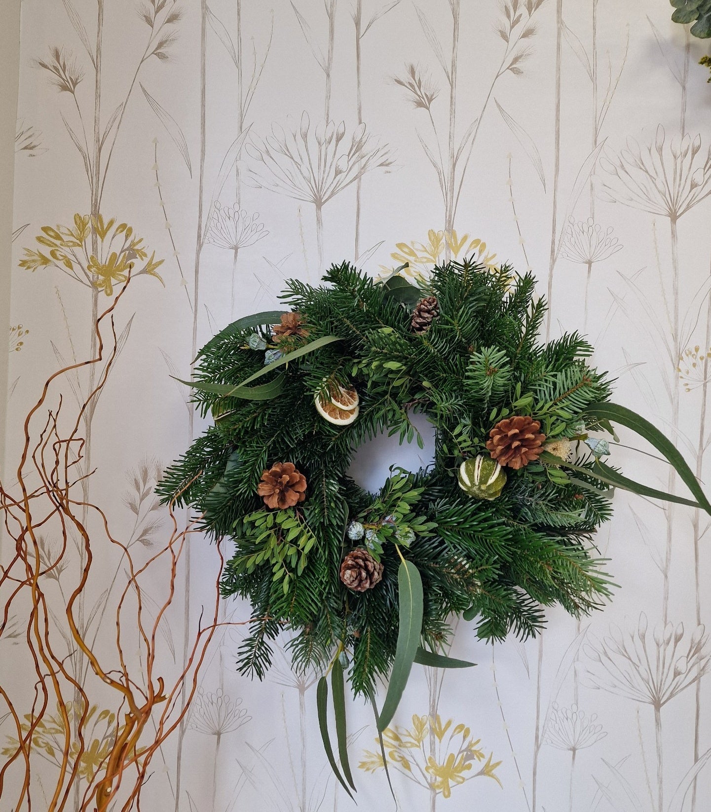 Taller artesanal Taller de Coronas Navideñas hecho a mano en Taller Floral by Vera Kiperi Zaragoza