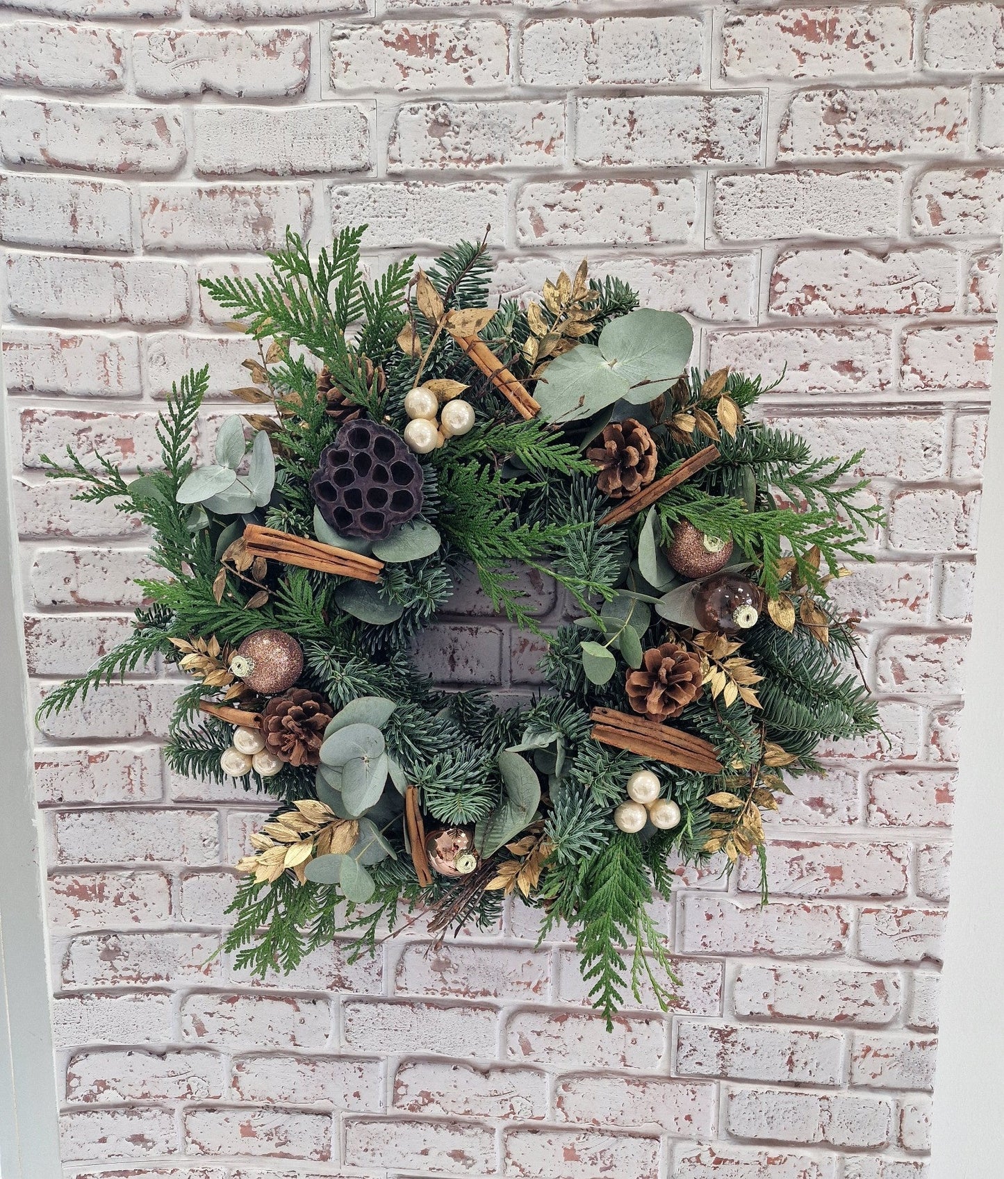 Taller artesanal Taller de Coronas Navideñas hecho a mano en Taller Floral by Vera Kiperi Zaragoza