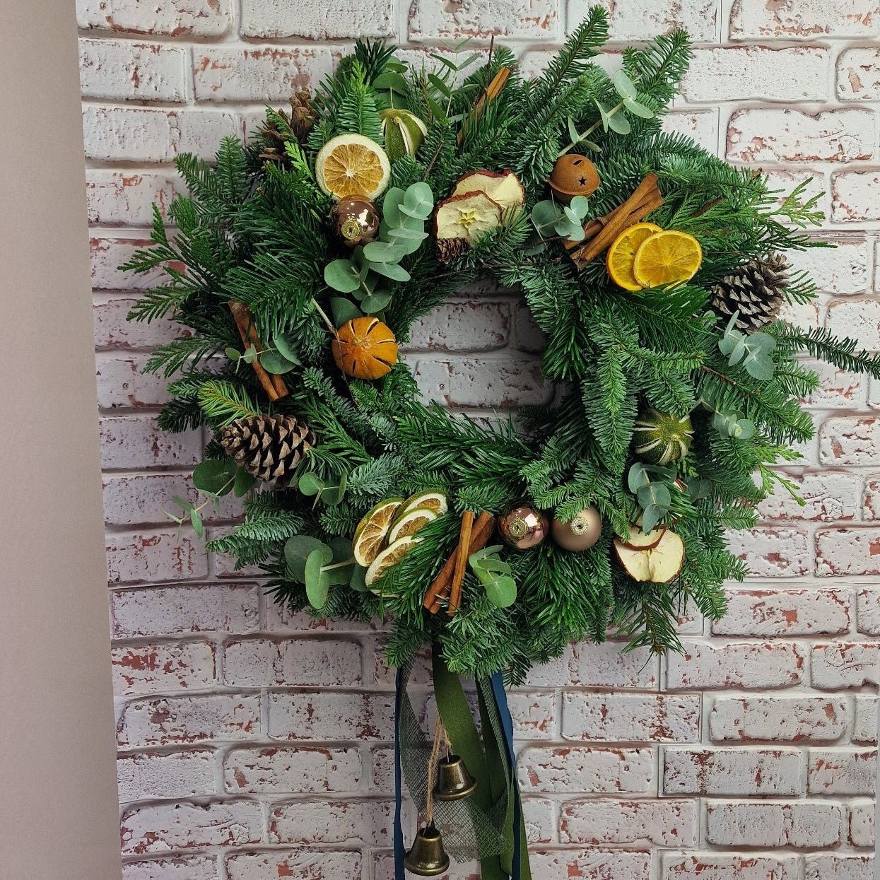 Taller artesanal Taller de Coronas Navideñas hecho a mano en Taller Floral by Vera Kiperi Zaragoza