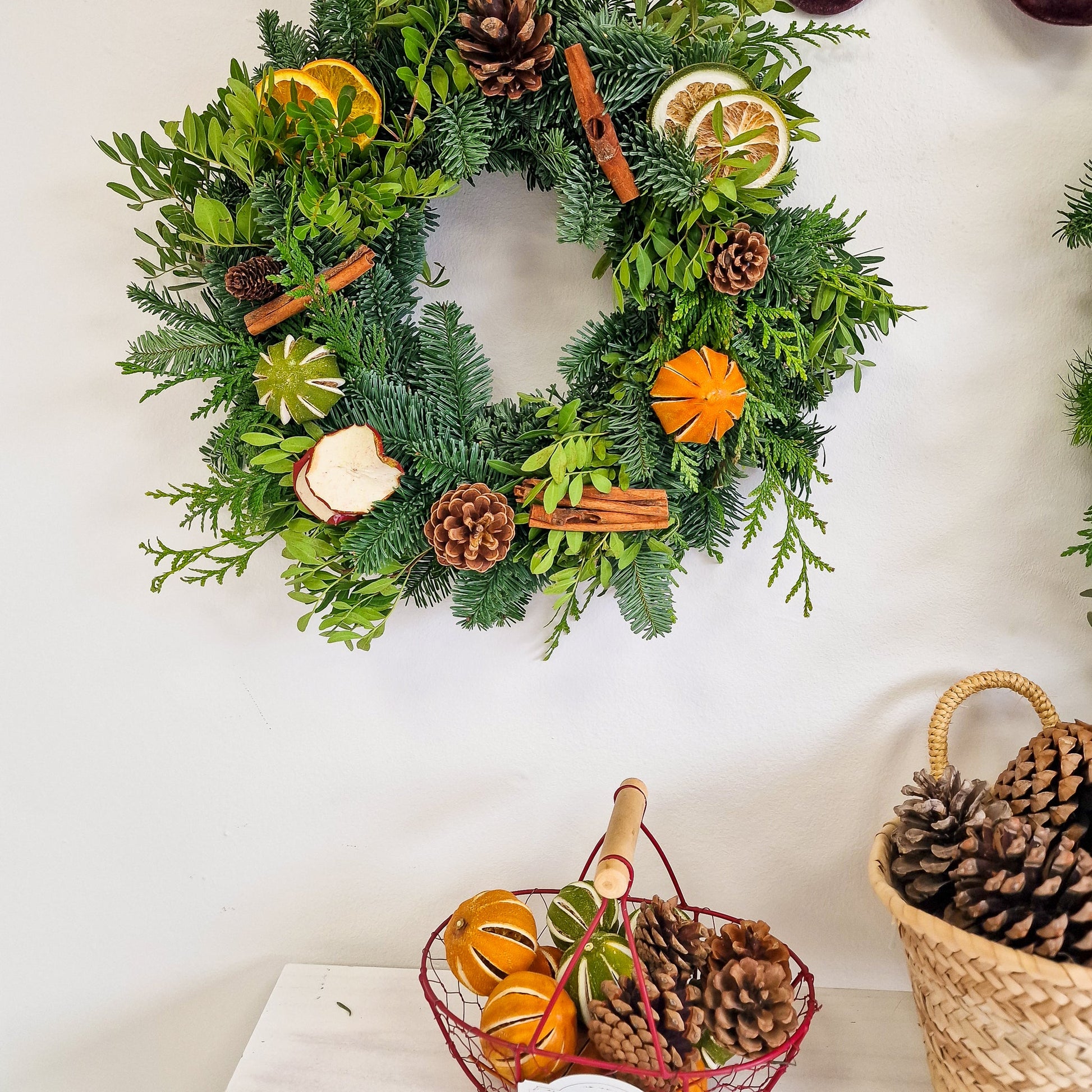 Taller artesanal Taller de Coronas Navideñas hecho a mano en Taller Floral by Vera Kiperi Zaragoza