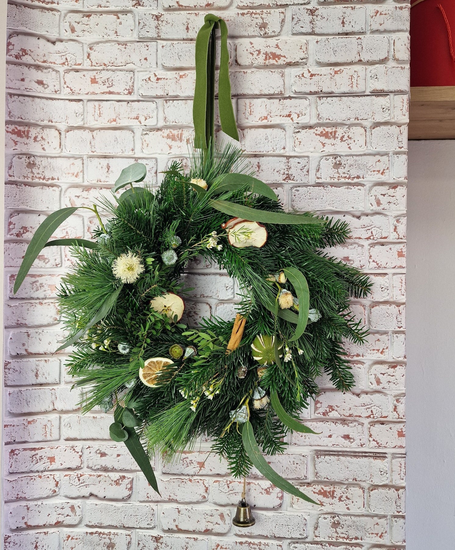 Taller artesanal Taller de Coronas Navideñas hecho a mano en Taller Floral by Vera Kiperi Zaragoza