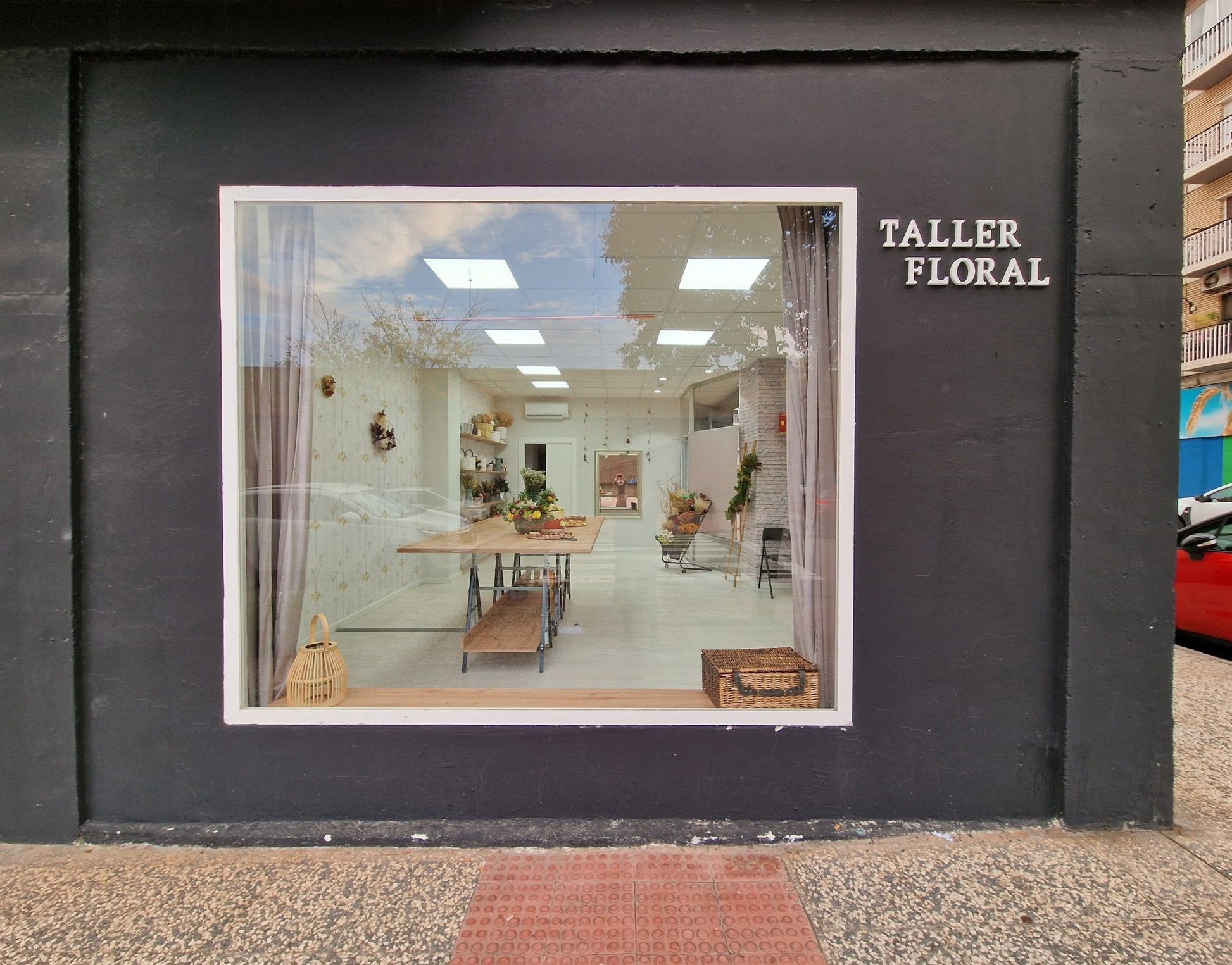 Taller artesanal Taller de Coronas Navideñas hecho a mano en Taller Floral by Vera Kiperi Zaragoza