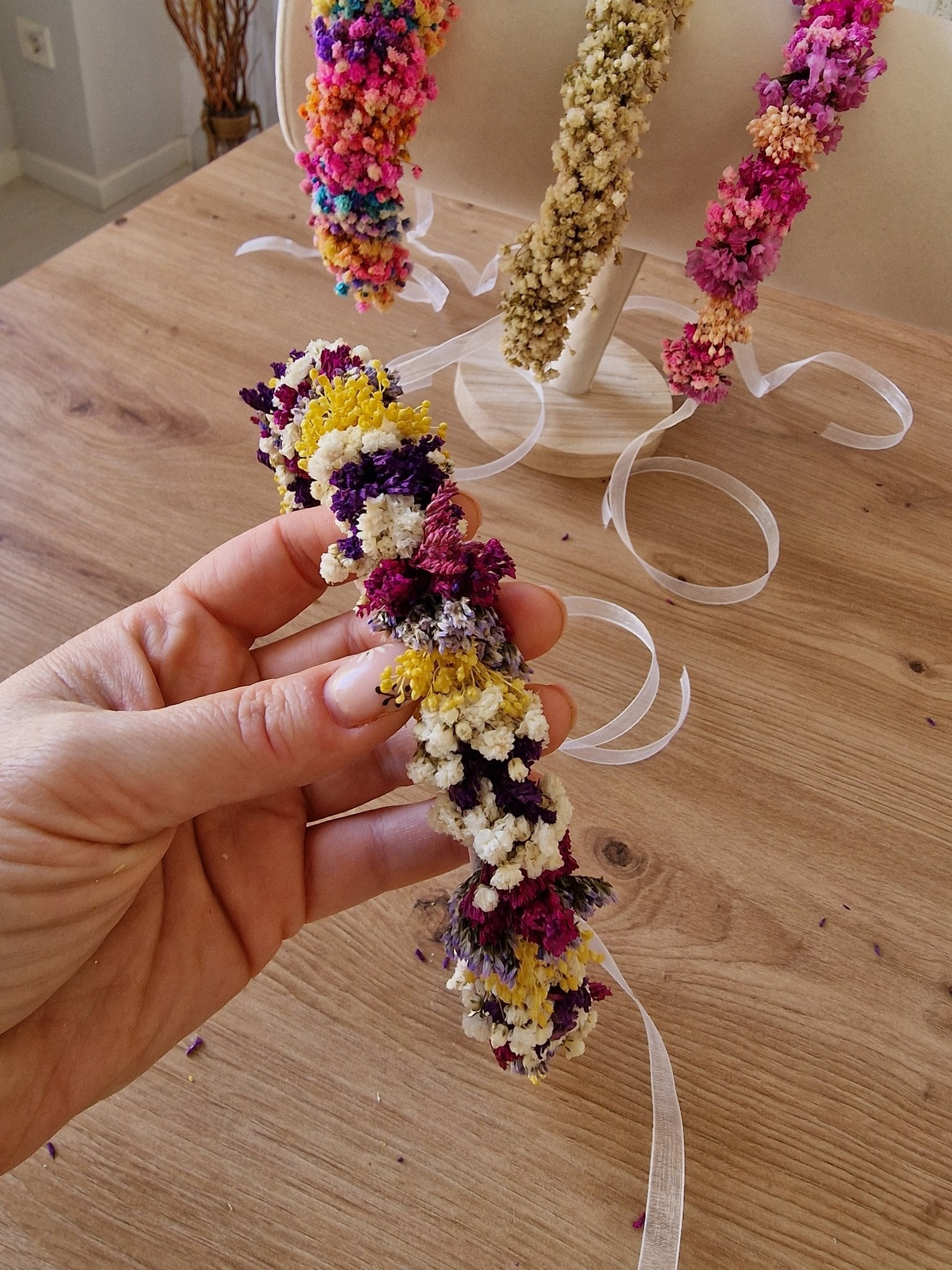 Taller artesanal Taller Diademas ( Coronas ) con flores preservadas hecho a mano en Taller Floral by Vera Kiperi Zaragoza
