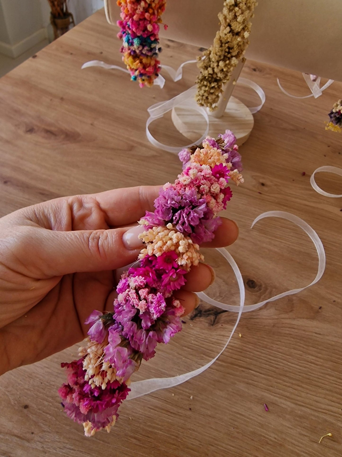Taller artesanal Taller Diademas ( Coronas ) con flores preservadas hecho a mano en Taller Floral by Vera Kiperi Zaragoza