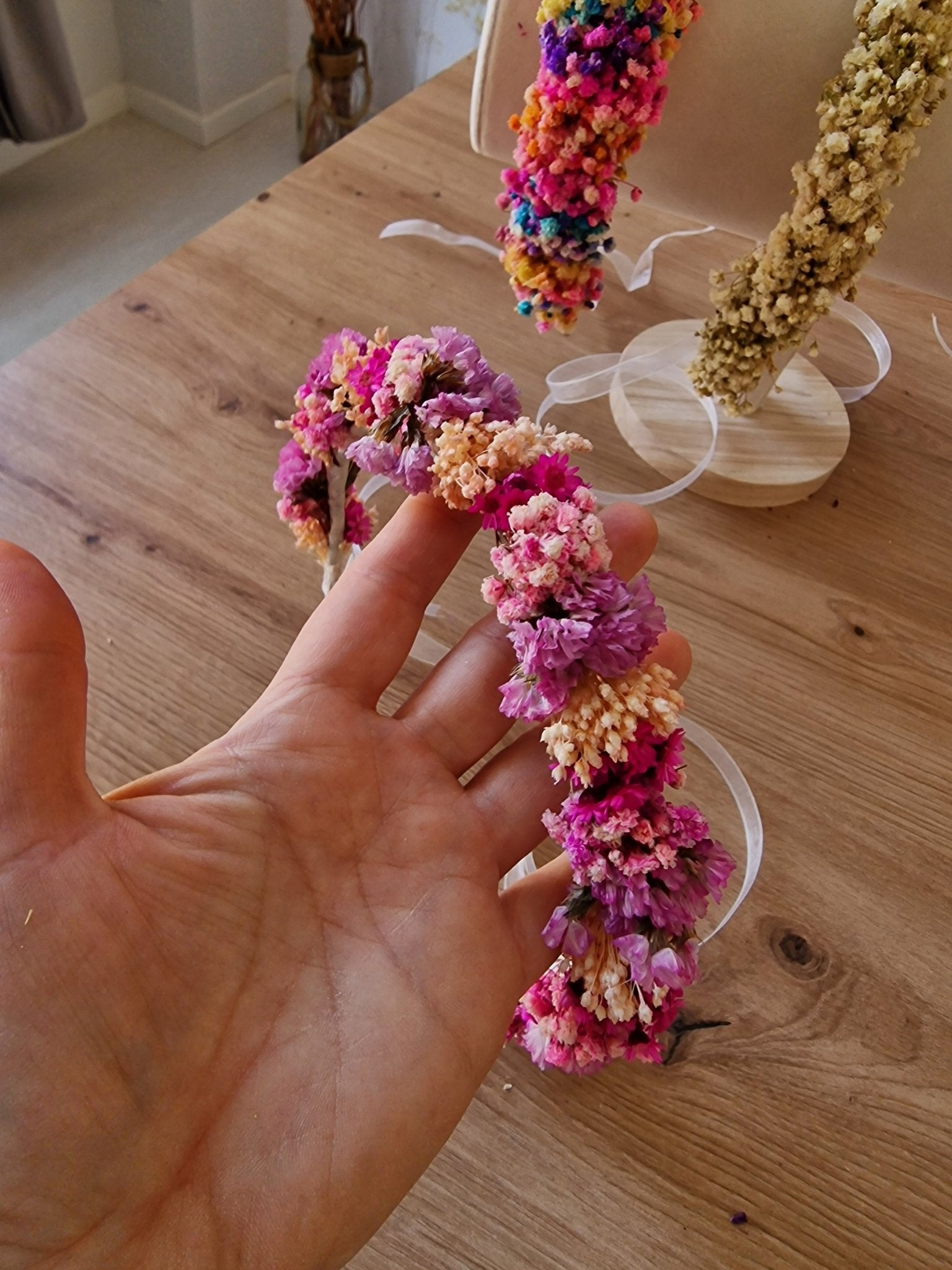 Taller artesanal Taller Diademas ( Coronas ) con flores preservadas hecho a mano en Taller Floral by Vera Kiperi Zaragoza