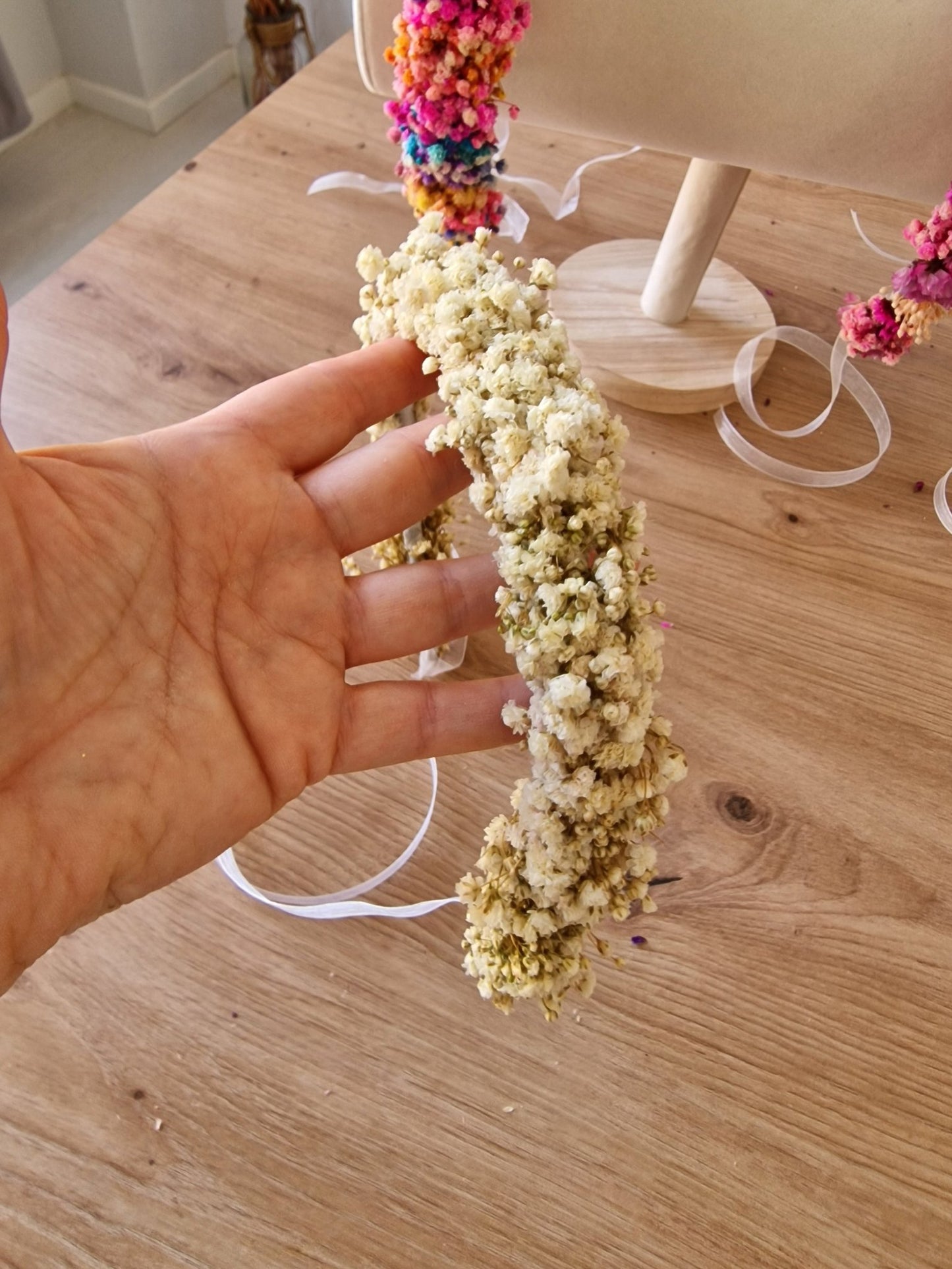 Taller artesanal Taller Diademas ( Coronas ) con flores preservadas hecho a mano en Taller Floral by Vera Kiperi Zaragoza