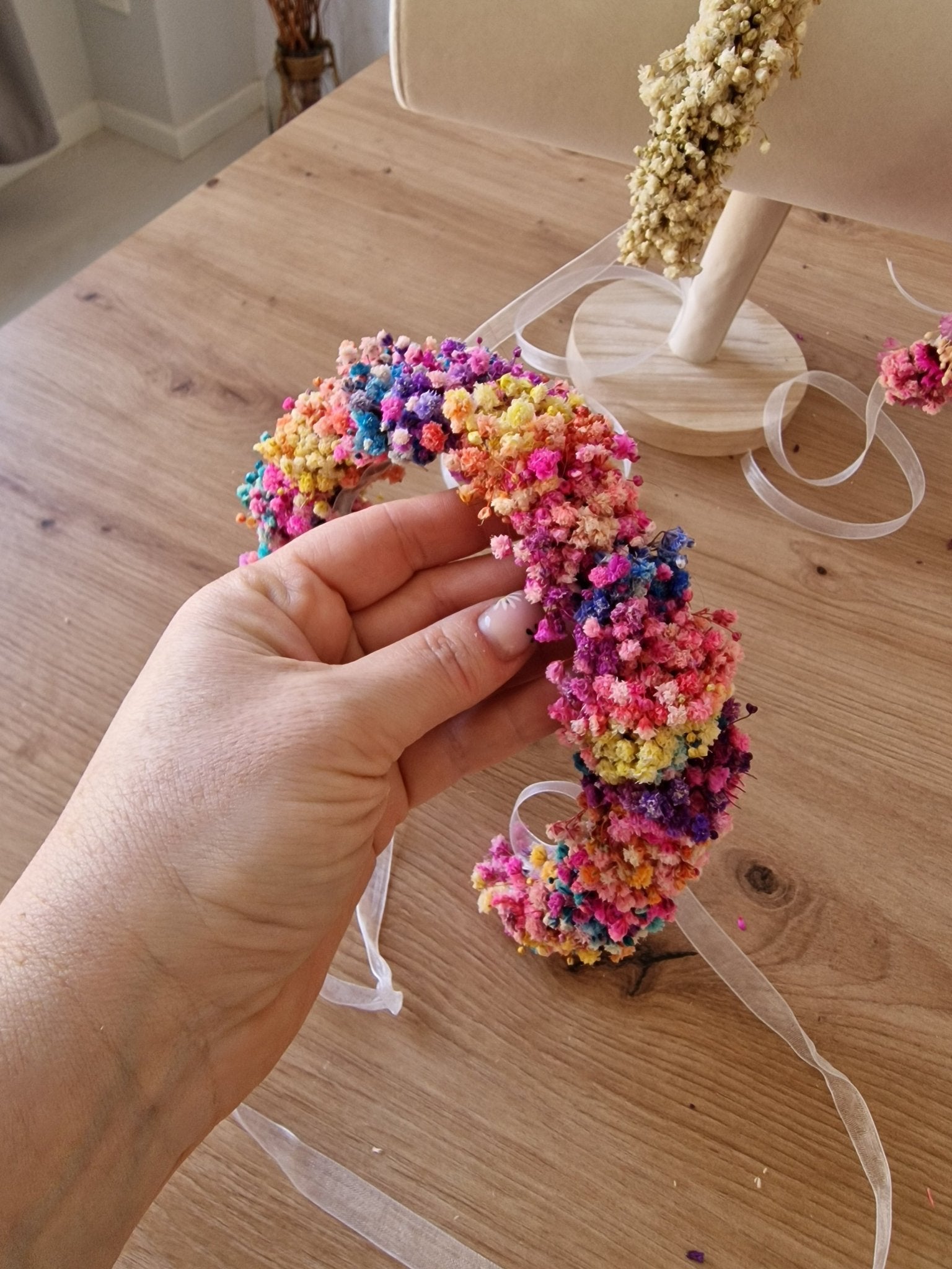 Taller artesanal Taller Diademas ( Coronas ) con flores preservadas hecho a mano en Taller Floral by Vera Kiperi Zaragoza