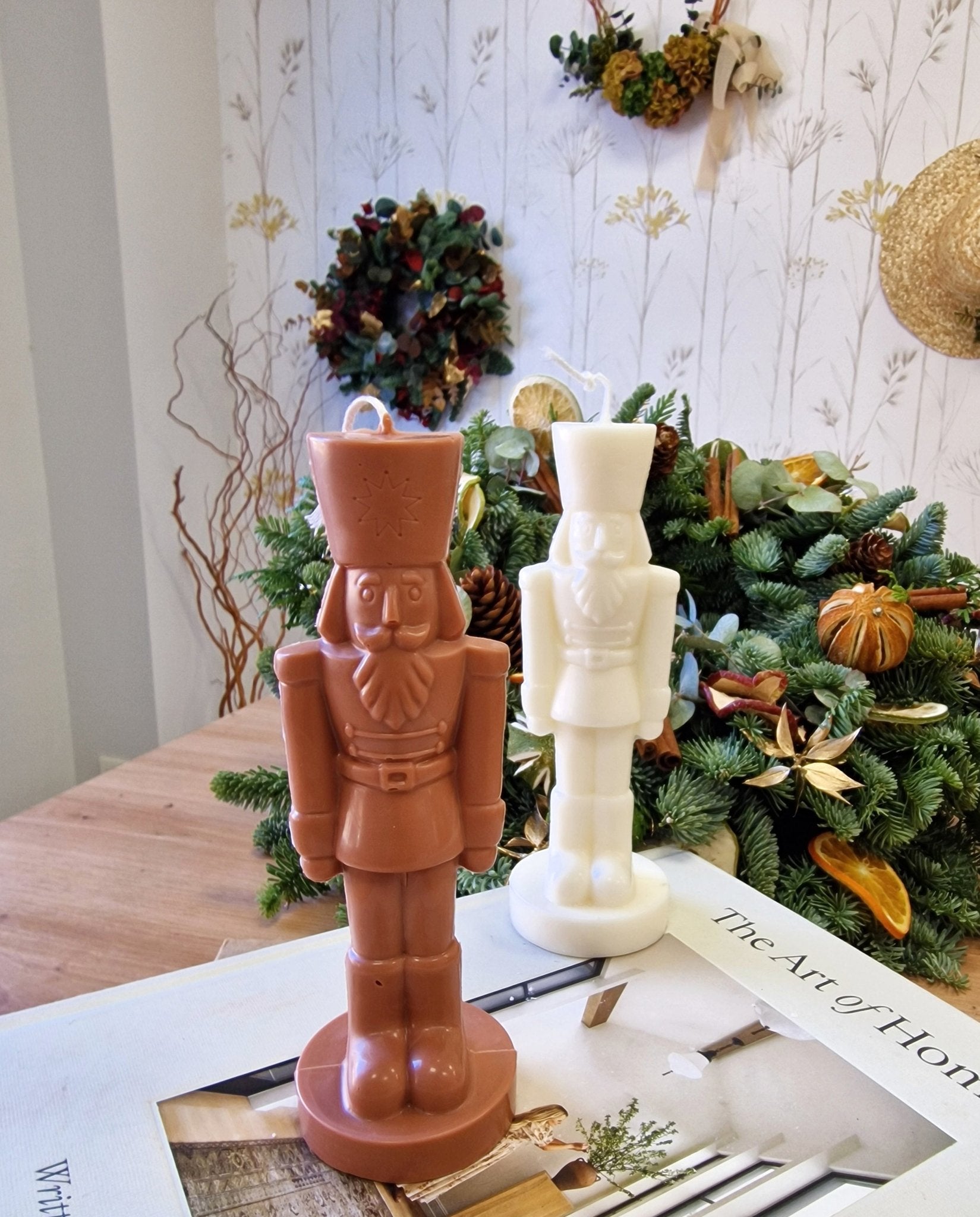 artesanal Vela Cascanueces beige hecho a mano en Taller Floral by Vera Kiperi Zaragoza