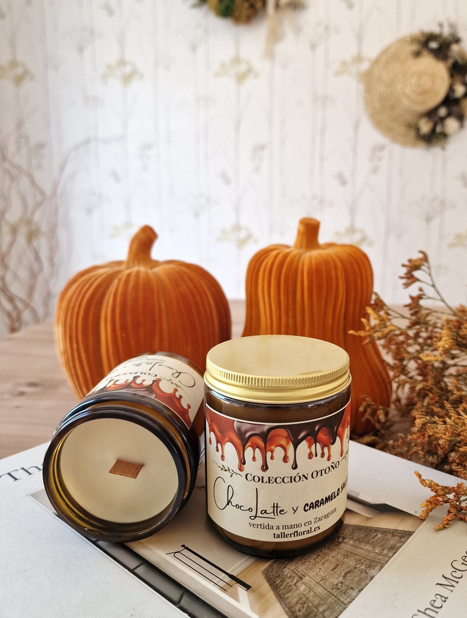 Vela artesanal Vela “ChocoLatte y Caramelo Salado” – Colección Otoño hecho a mano en Taller Floral by Vera Kiperi Zaragoza