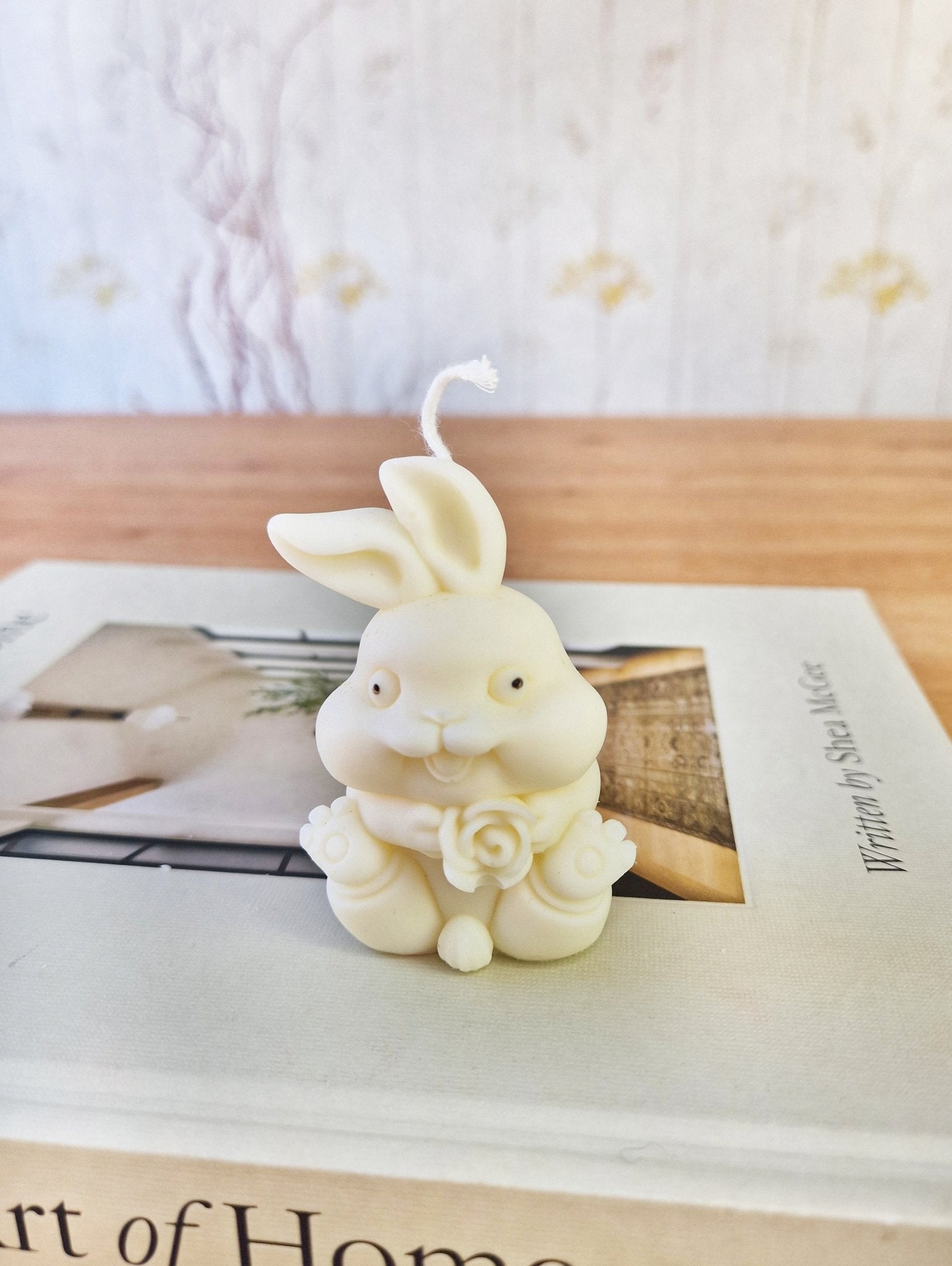 Vela artesanal Vela Conejito con Flor hecho a mano en Taller Floral by Vera Kiperi Zaragoza