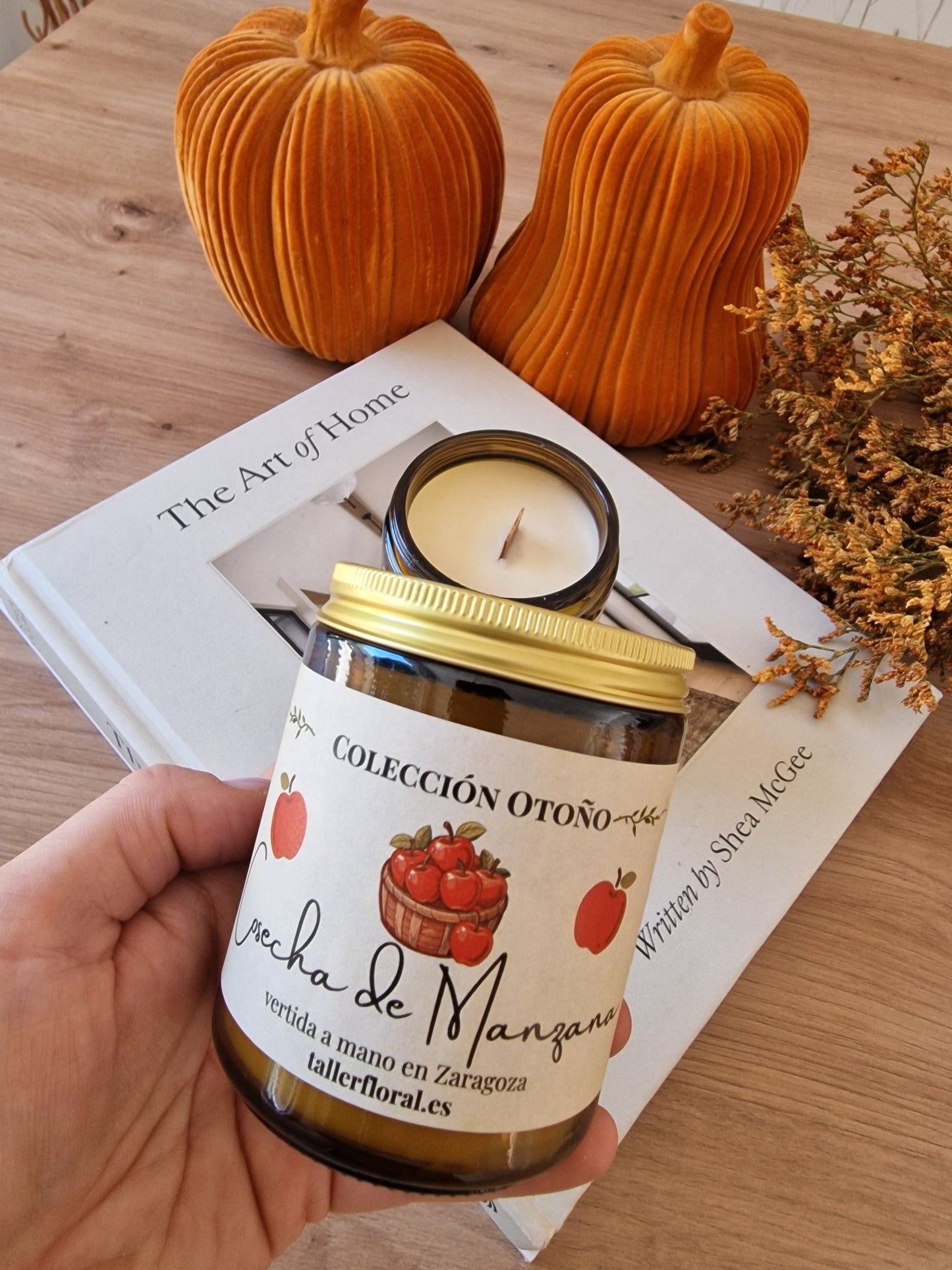 Vela artesanal Vela “Cosecha de Manzana” – Colección Otoño hecho a mano en Taller Floral by Vera Kiperi Zaragoza