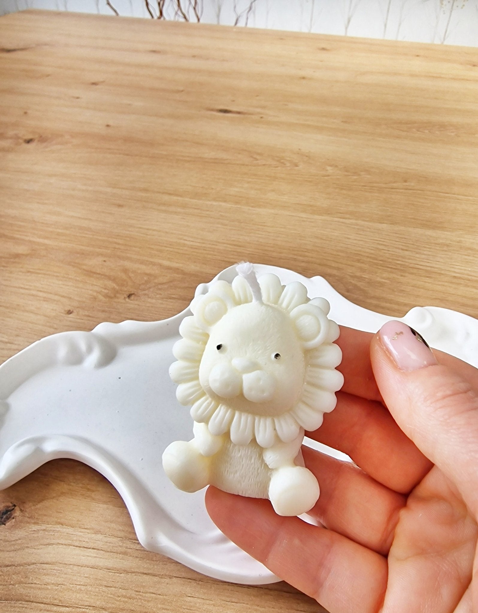 Vela artesanal Vela “León” – hecha a mano con cera de soja natural hecho a mano en Taller Floral by Vera Kiperi Zaragoza