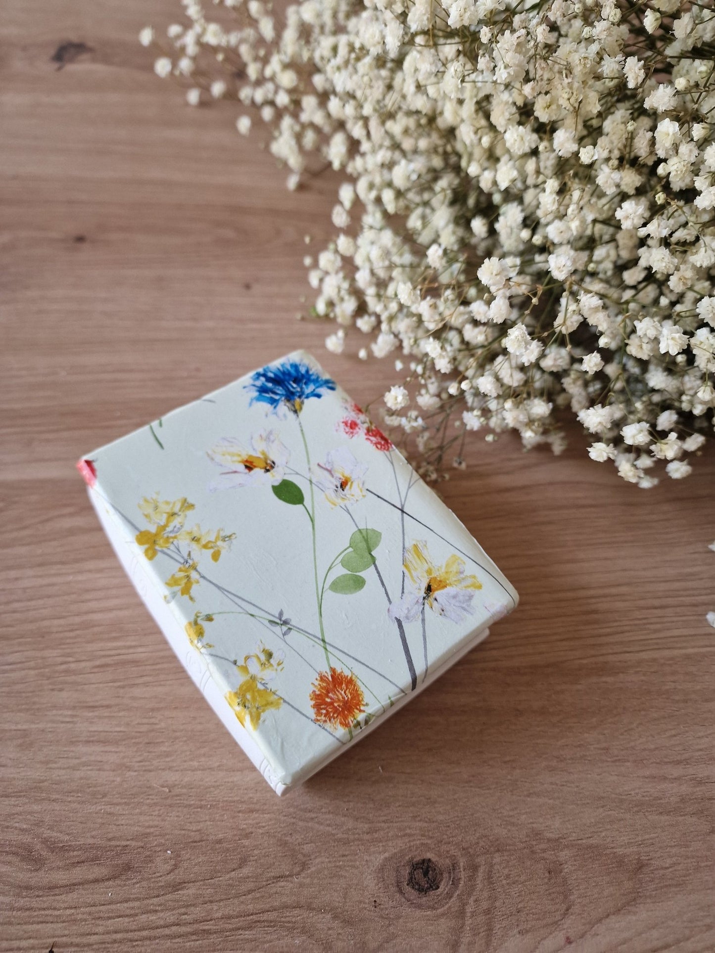 artesanal Vela Libro aroma Muguet hecho a mano en Taller Floral by Vera Kiperi Zaragoza