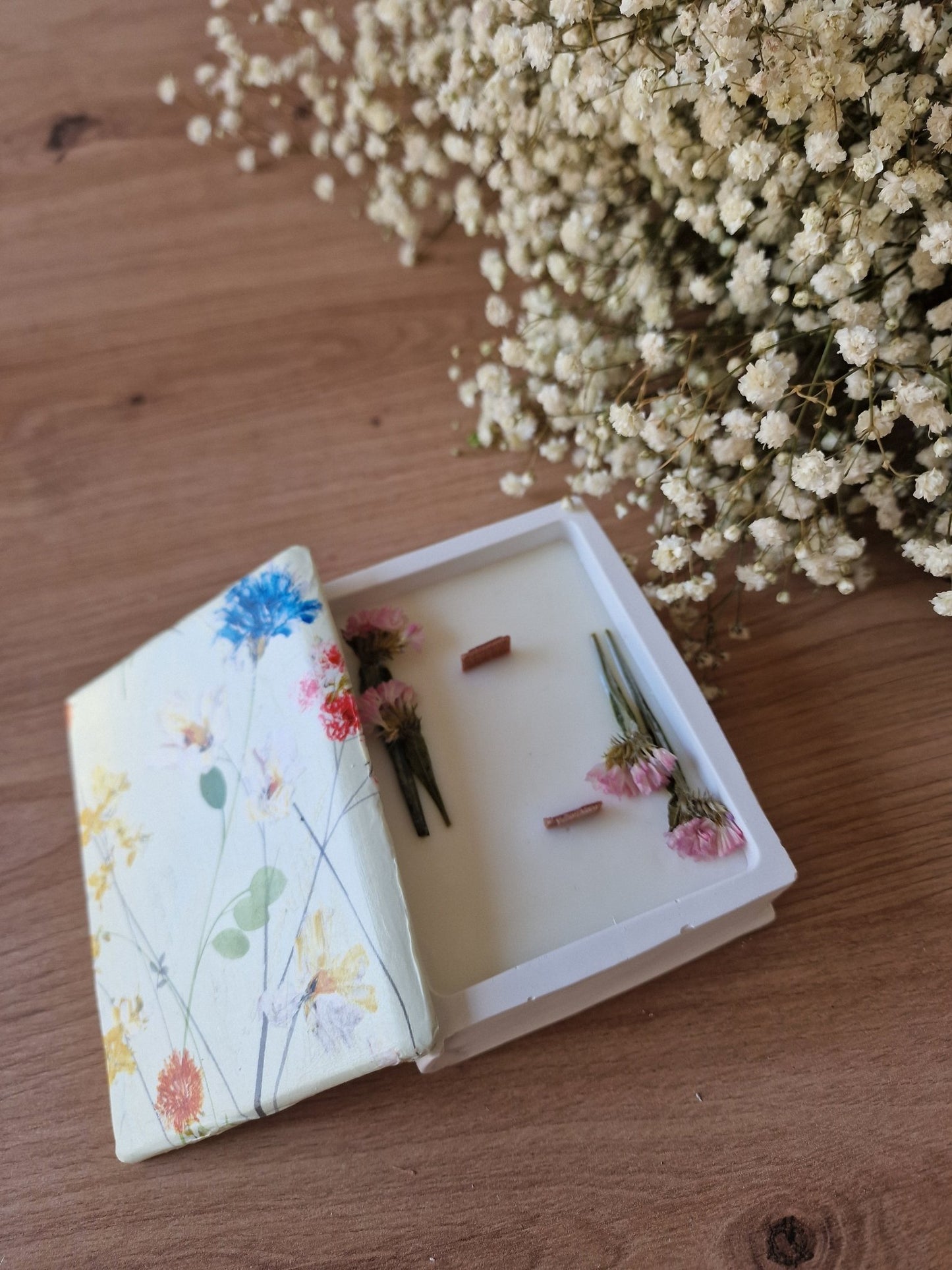 artesanal Vela Libro aroma Muguet hecho a mano en Taller Floral by Vera Kiperi Zaragoza