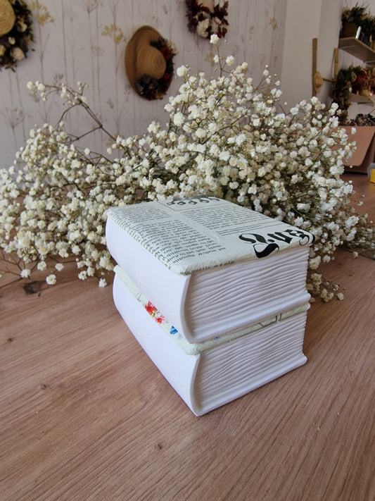 artesanal Vela Libro aroma Muguet hecho a mano en Taller Floral by Vera Kiperi Zaragoza