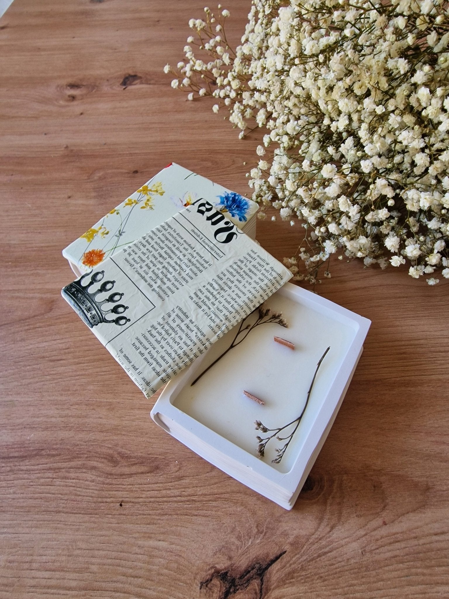 artesanal Vela Libro aroma Muguet hecho a mano en Taller Floral by Vera Kiperi Zaragoza