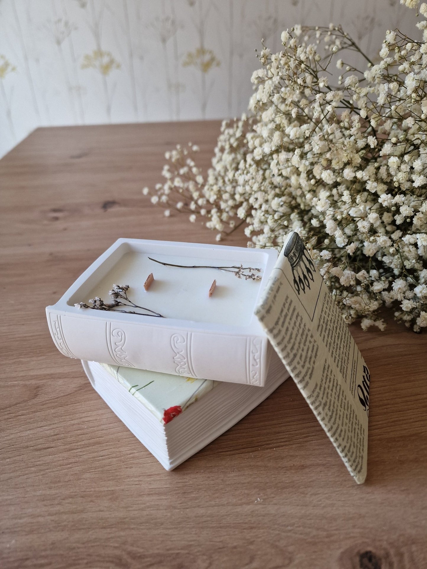 artesanal Vela Libro aroma Muguet hecho a mano en Taller Floral by Vera Kiperi Zaragoza