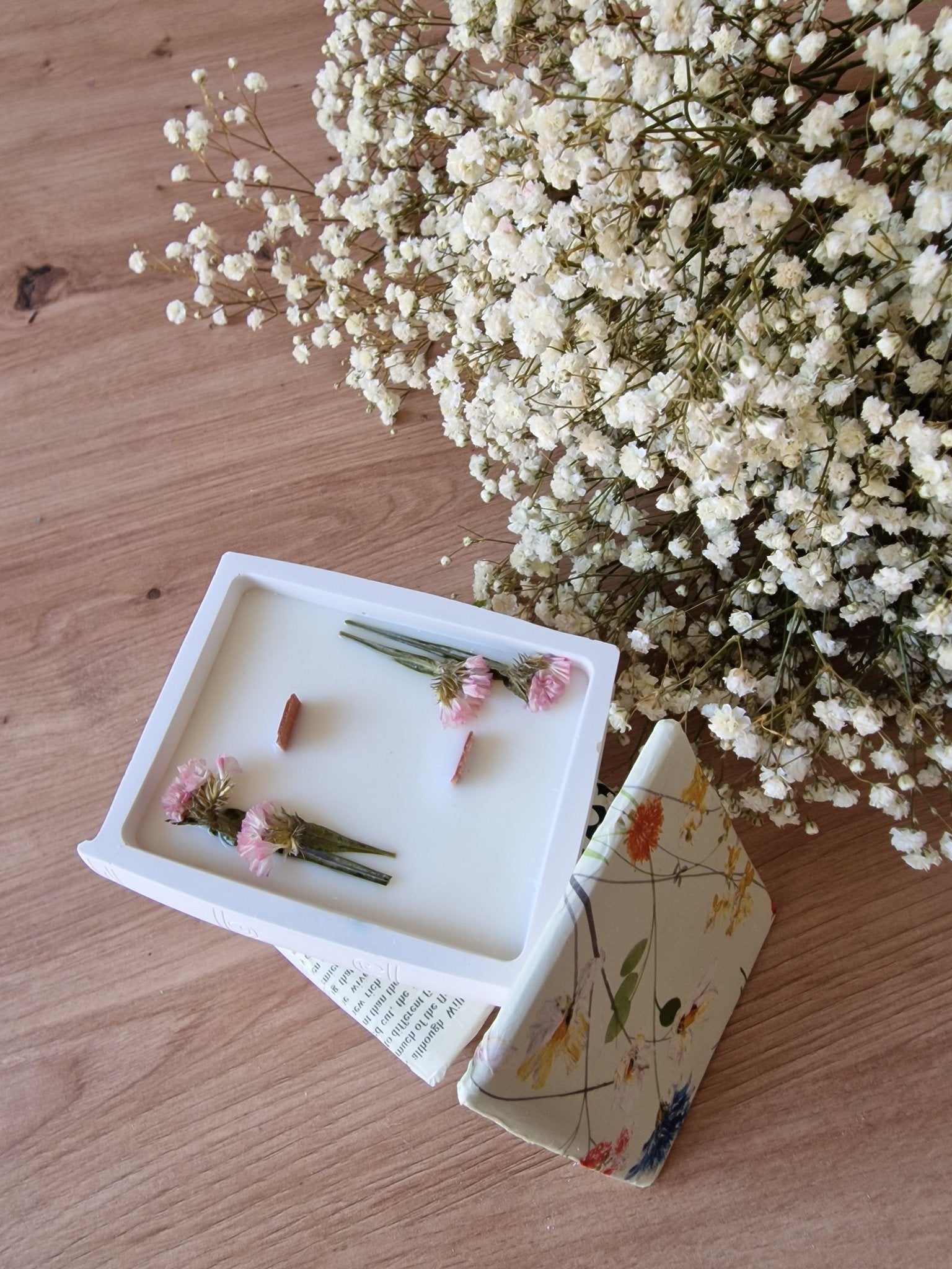 artesanal Vela Libro aroma Muguet hecho a mano en Taller Floral by Vera Kiperi Zaragoza