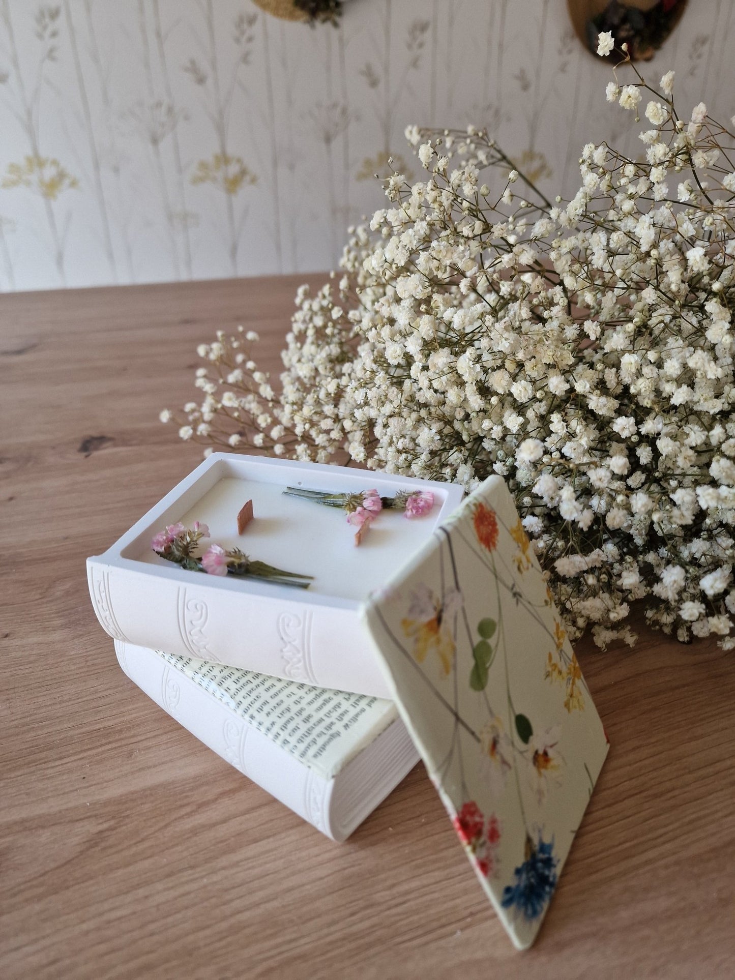 artesanal Vela Libro aroma Muguet hecho a mano en Taller Floral by Vera Kiperi Zaragoza