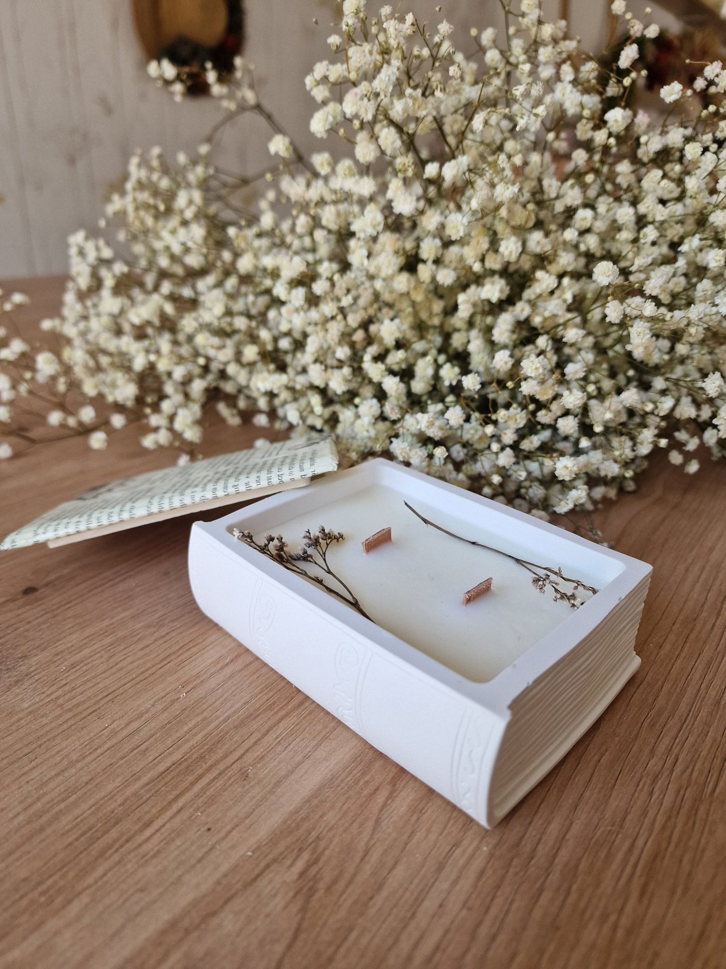 artesanal Vela Libro aroma Muguet hecho a mano en Taller Floral by Vera Kiperi Zaragoza