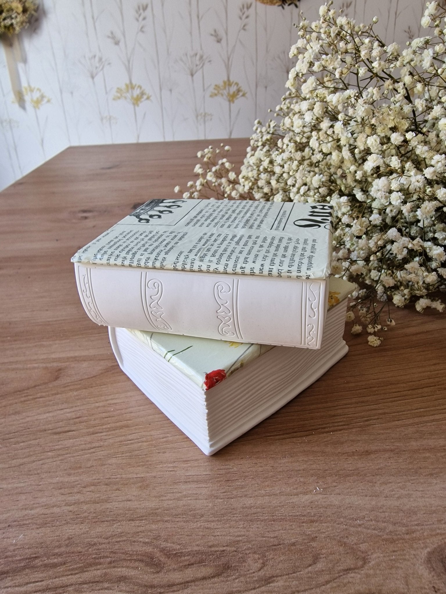 artesanal Vela Libro aroma Muguet hecho a mano en Taller Floral by Vera Kiperi Zaragoza