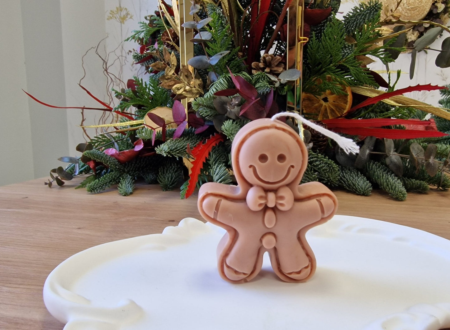 artesanal Vela Muñeco de Jengibre beige hecho a mano en Taller Floral by Vera Kiperi Zaragoza