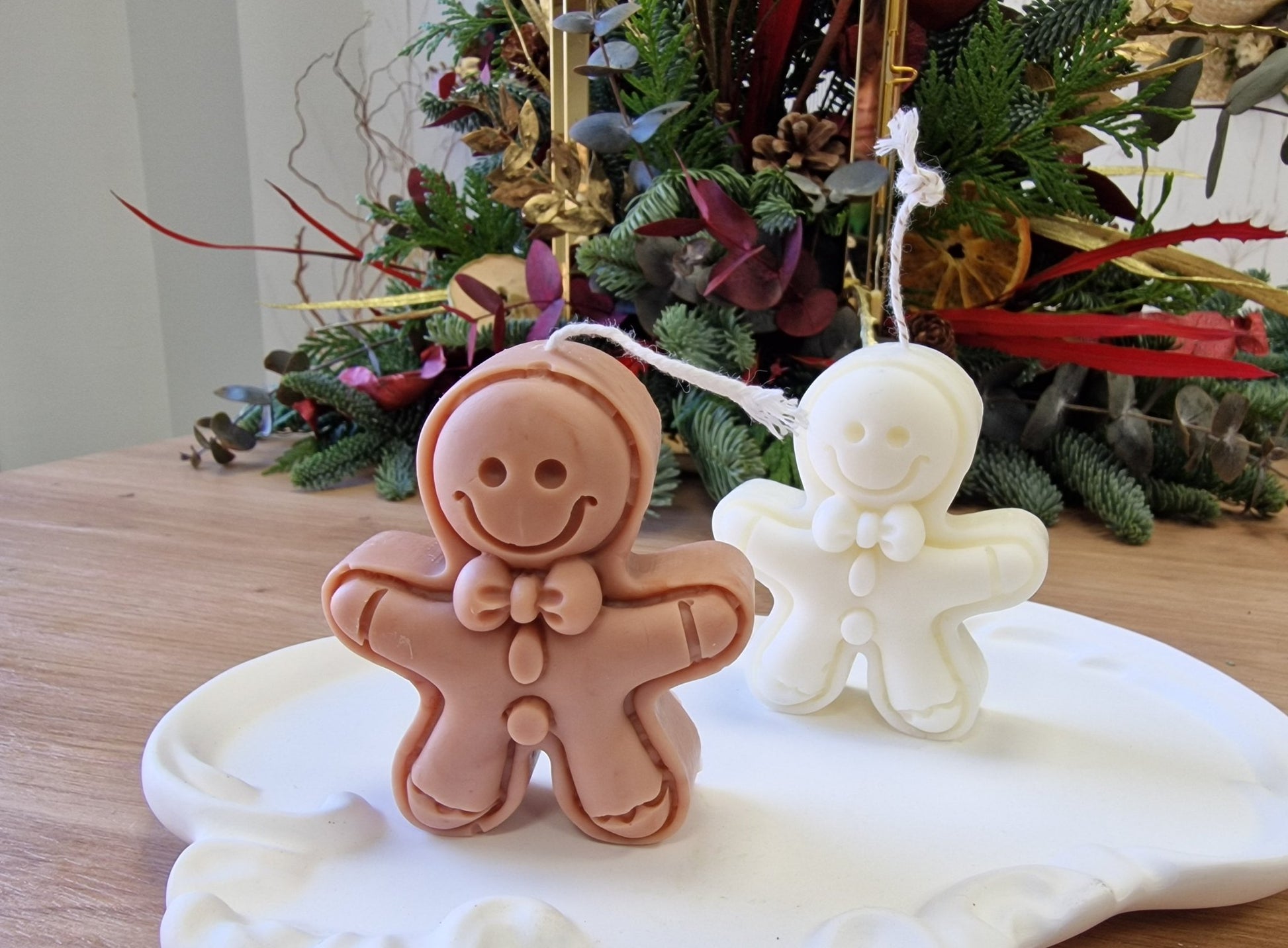 artesanal Vela Muñeco de Jengibre beige hecho a mano en Taller Floral by Vera Kiperi Zaragoza