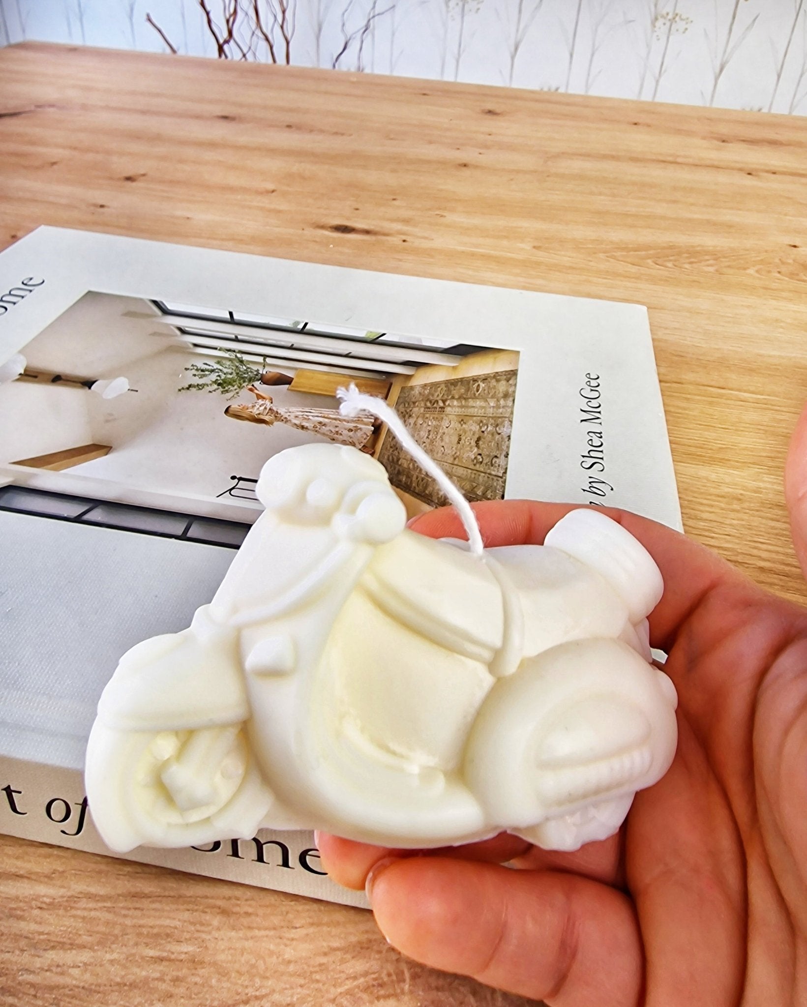 Vela artesanal Vela Vespa hecho a mano en Taller Floral by Vera Kiperi Zaragoza