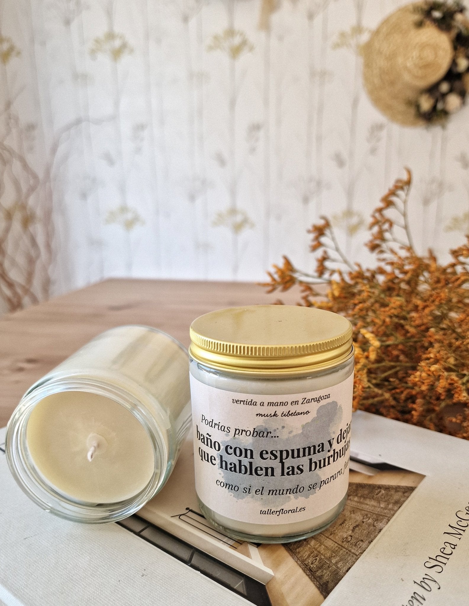 Vela artesanal Velas Inspiradoras – “Baño con espuma y que hablen las burbujas” – Musk tibetano hecho a mano en Taller Floral by Vera Kiperi Zaragoza