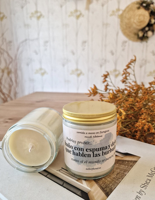 Vela artesanal Velas Inspiradoras – “Baño con espuma y que hablen las burbujas” – Musk tibetano hecho a mano en Taller Floral by Vera Kiperi Zaragoza