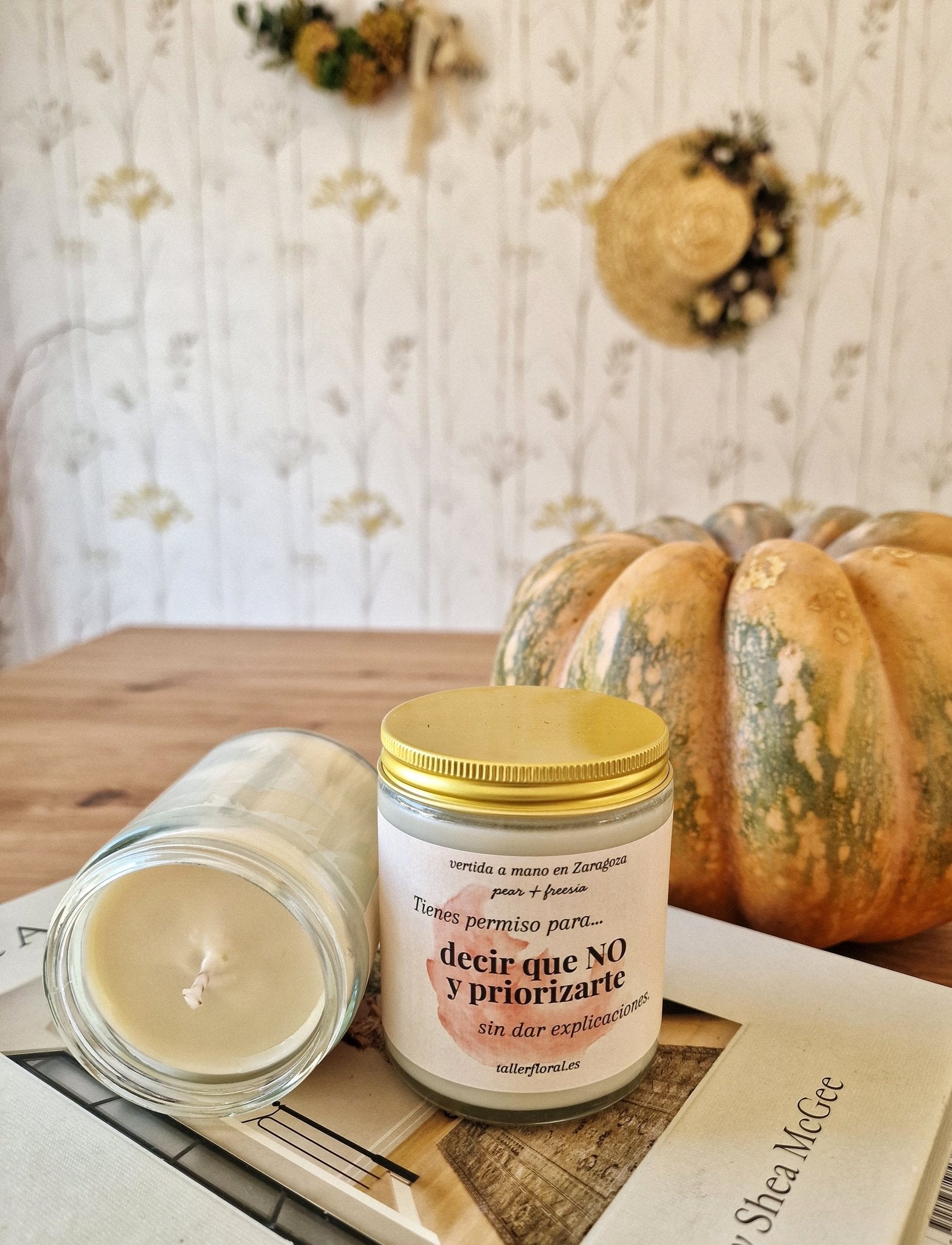 Vela artesanal Velas Inspiradoras – “Decir que NO y priorizarte” – Pera y Fresas hecho a mano en Taller Floral by Vera Kiperi Zaragoza