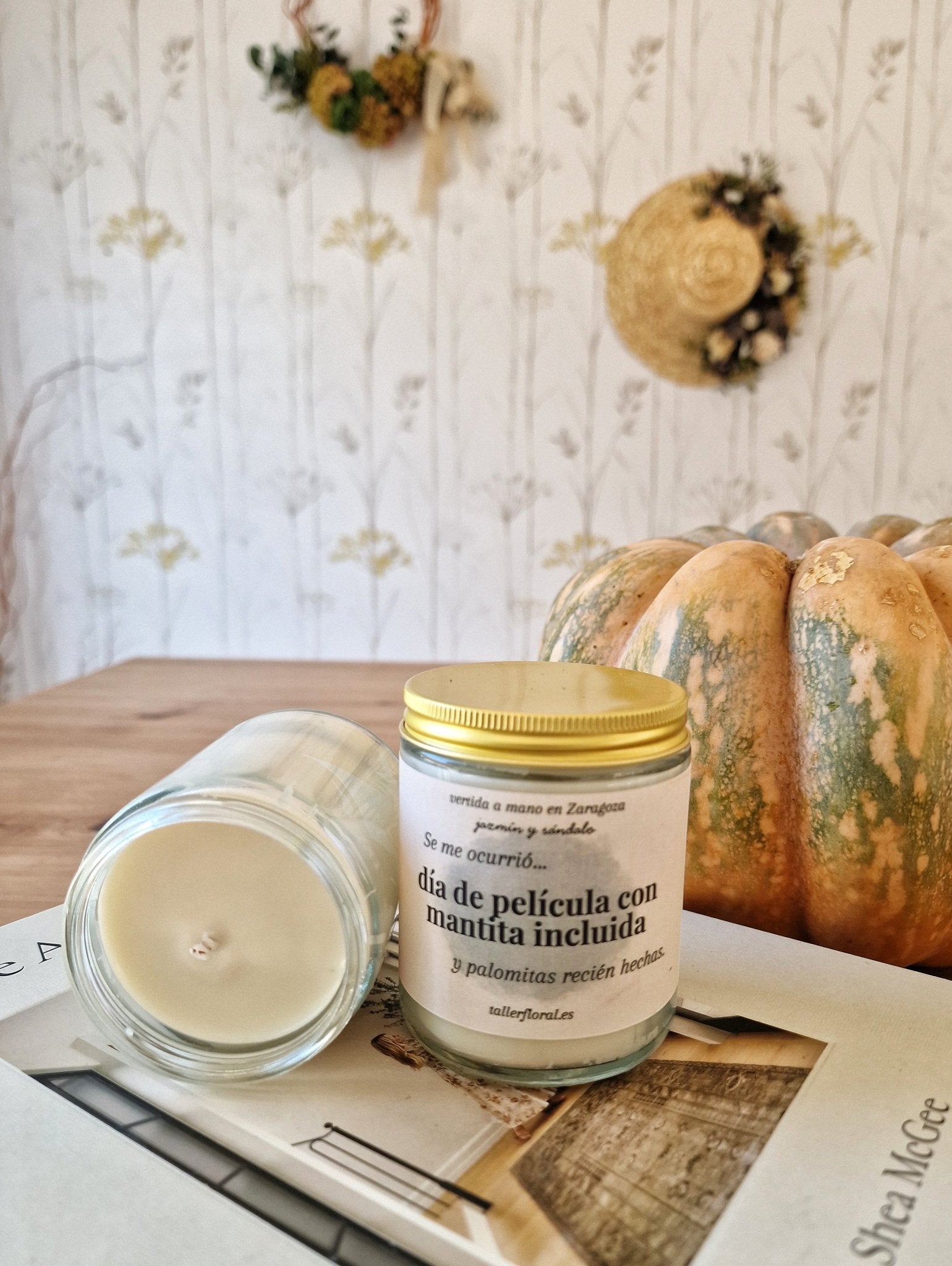 Vela artesanal Velas Inspiradoras – “Día de película con mantita incluida” – Jazmín y Sándalo hecho a mano en Taller Floral by Vera Kiperi Zaragoza