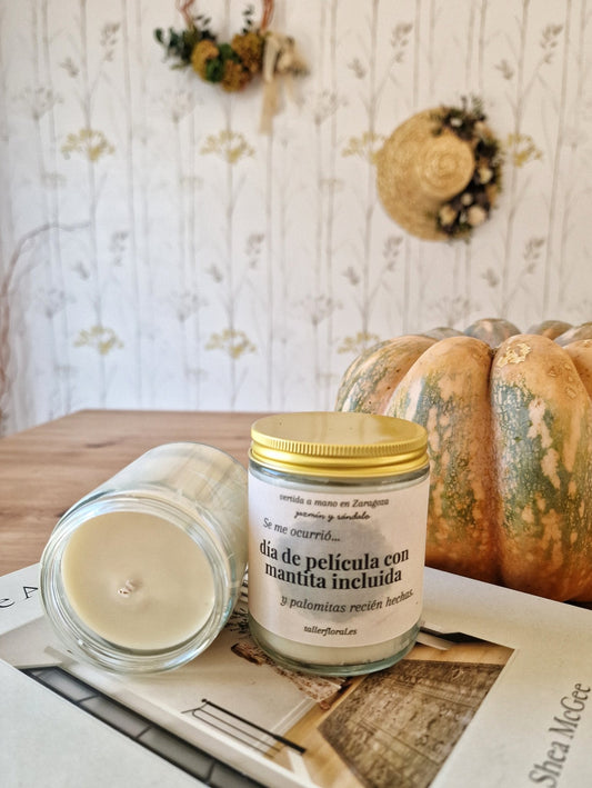 Vela artesanal Velas Inspiradoras – “Día de película con mantita incluida” – Jazmín y Sándalo hecho a mano en Taller Floral by Vera Kiperi Zaragoza