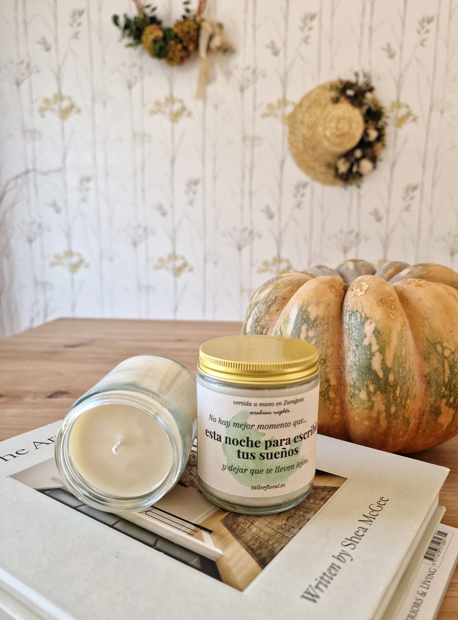 Vela artesanal Velas Inspiradoras – “Esta noche para escribir tus sueños” – Sándalo y Vainilla hecho a mano en Taller Floral by Vera Kiperi Zaragoza