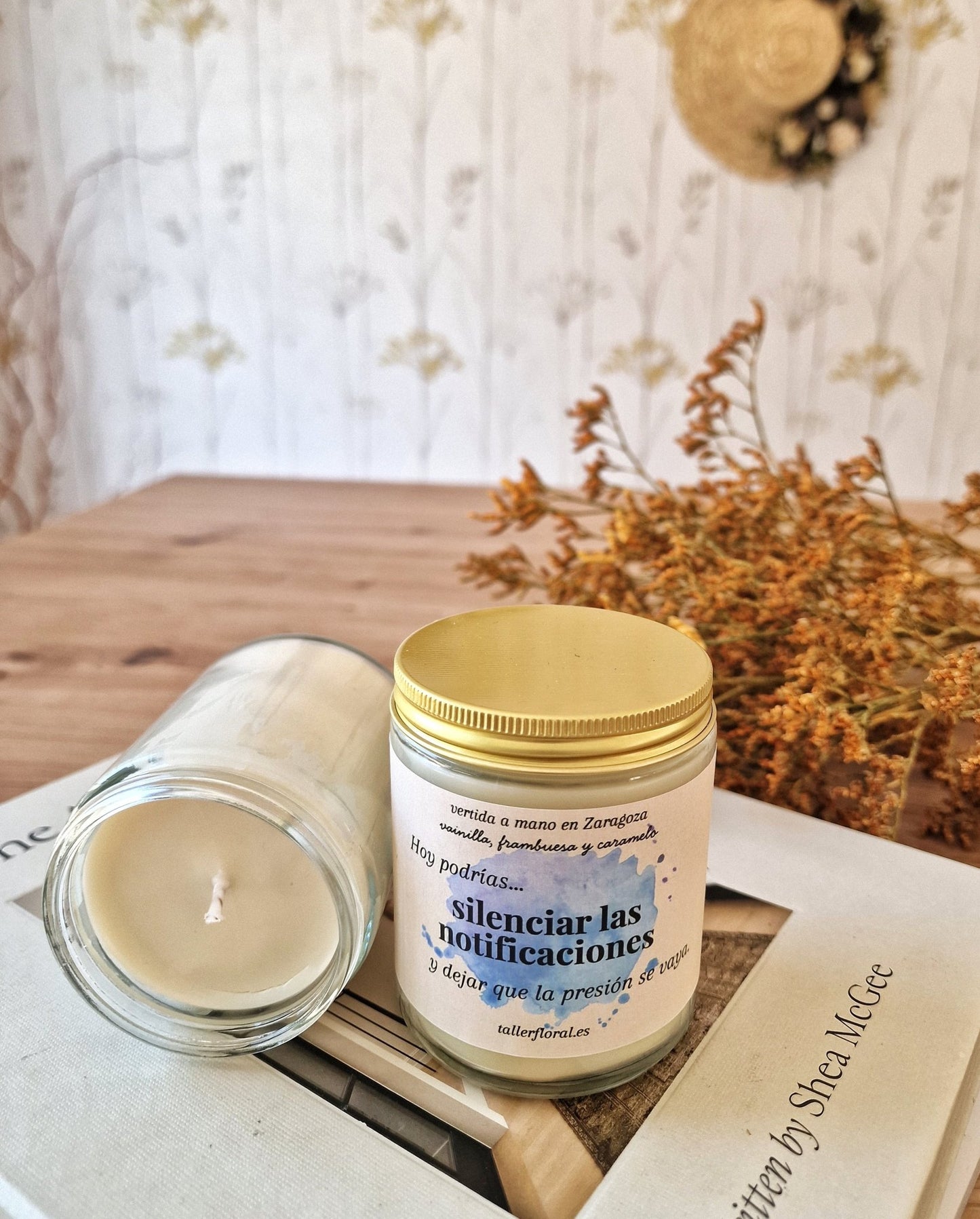 Vela artesanal Velas Inspiradoras – “Silenciar las notificaciones” – Vainilla, frambuesa y caramelo hecho a mano en Taller Floral by Vera Kiperi Zaragoza