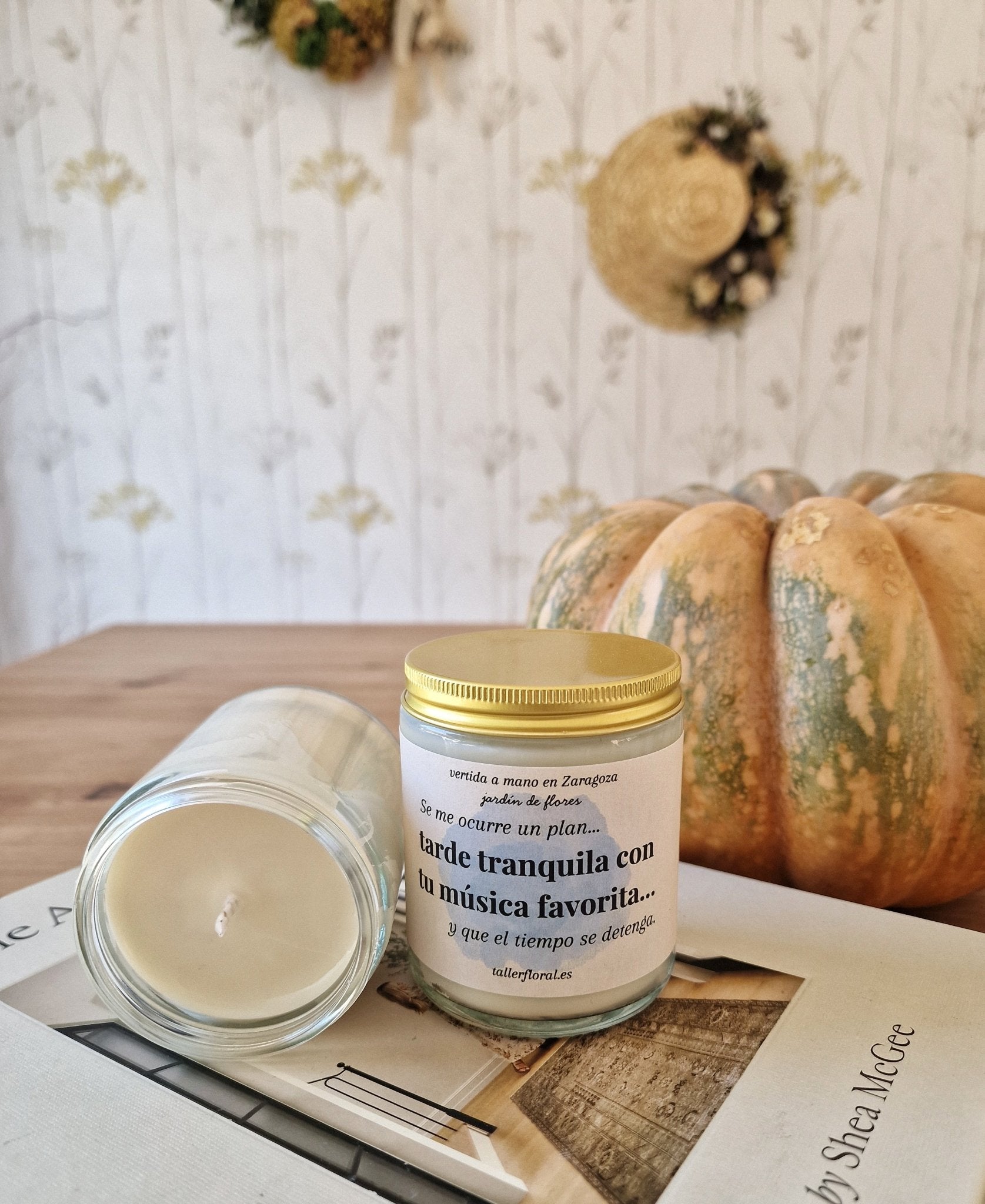 Vela artesanal Velas Inspiradoras – “Tarde tranquila con tu música favorita” – Jardín de flores hecho a mano en Taller Floral by Vera Kiperi Zaragoza