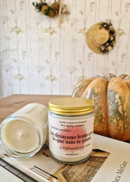 Vela artesanal Velas Inspiradoras – “Un desayuno lento con lo que más te gusta” – Lima, Basil y Mandarina hecho a mano en Taller Floral by Vera Kiperi Zaragoza